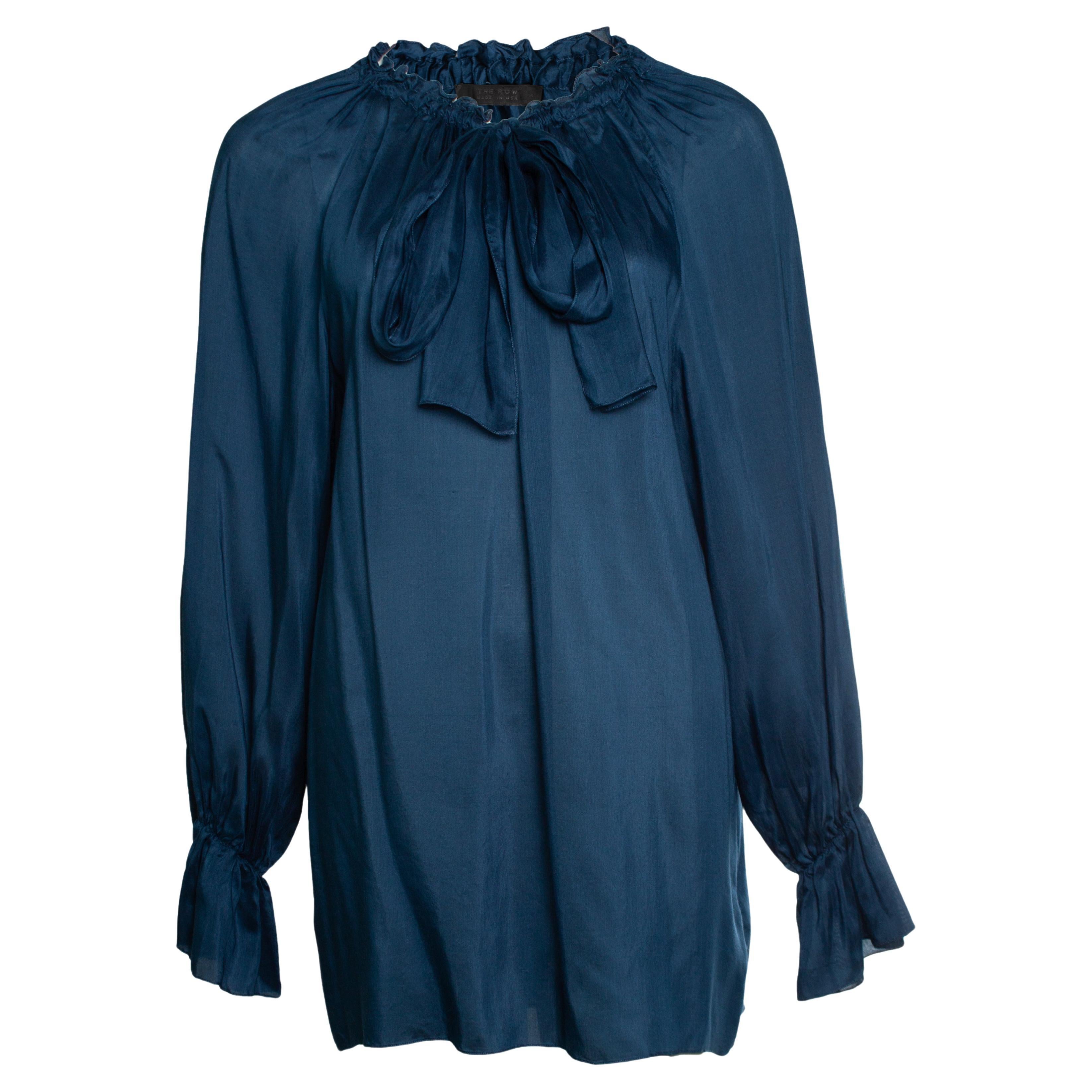 The Row, blusa blu con fiocco e collo a balze