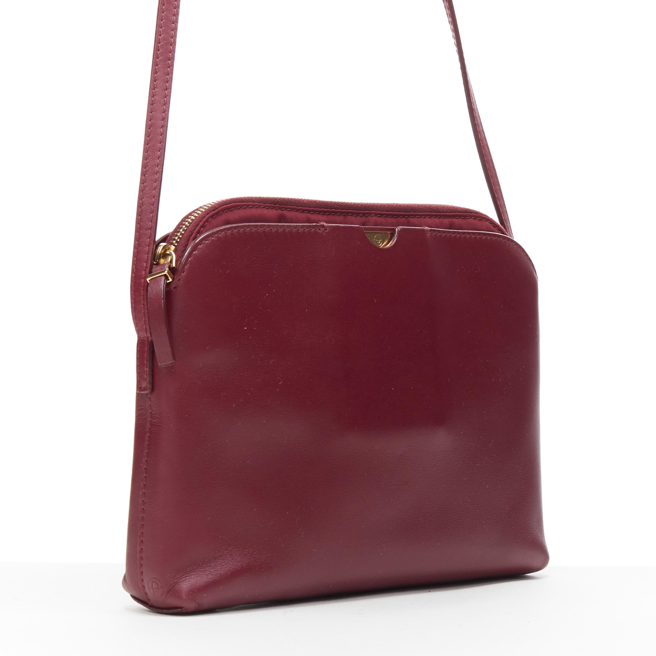 THE ROW bolso bandolera con tres bolsillos y cremallera de inspiración vintage en rojo burdeos y espejo dorado Marrón