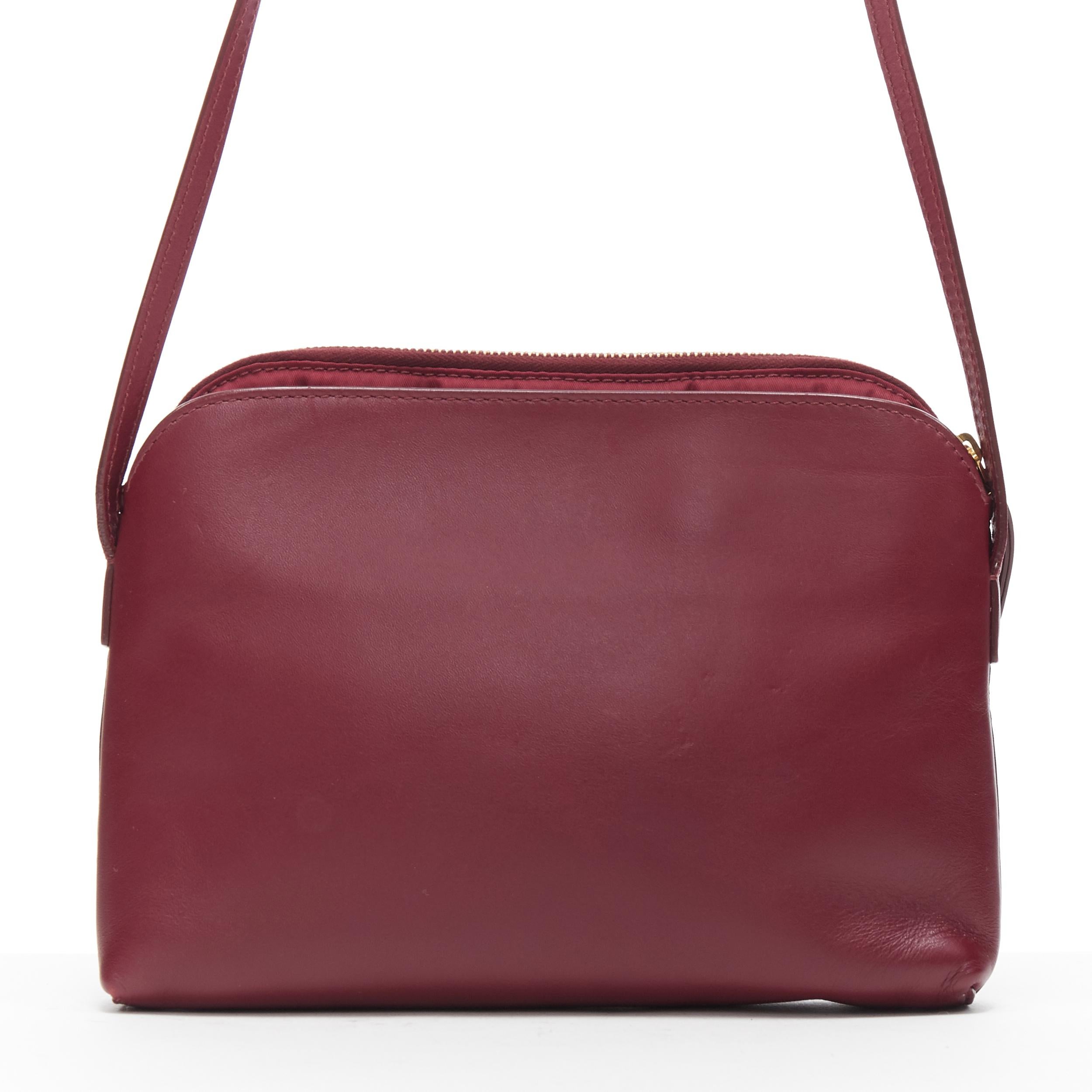 De las mujeres THE ROW bolso bandolera con tres bolsillos y cremallera de inspiración vintage en rojo burdeos y espejo dorado