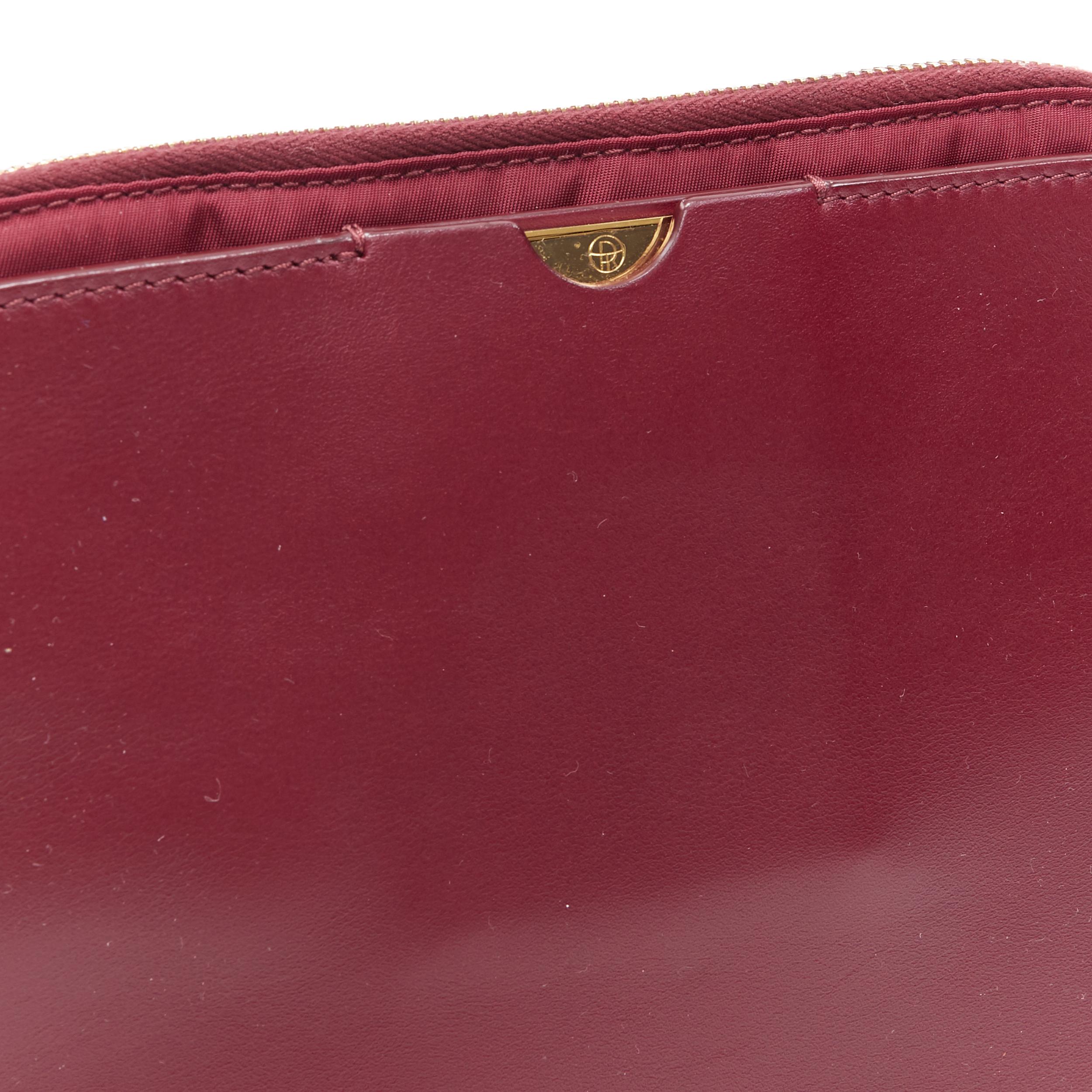 THE ROW bolso bandolera con tres bolsillos y cremallera de inspiración vintage en rojo burdeos y espejo dorado 3
