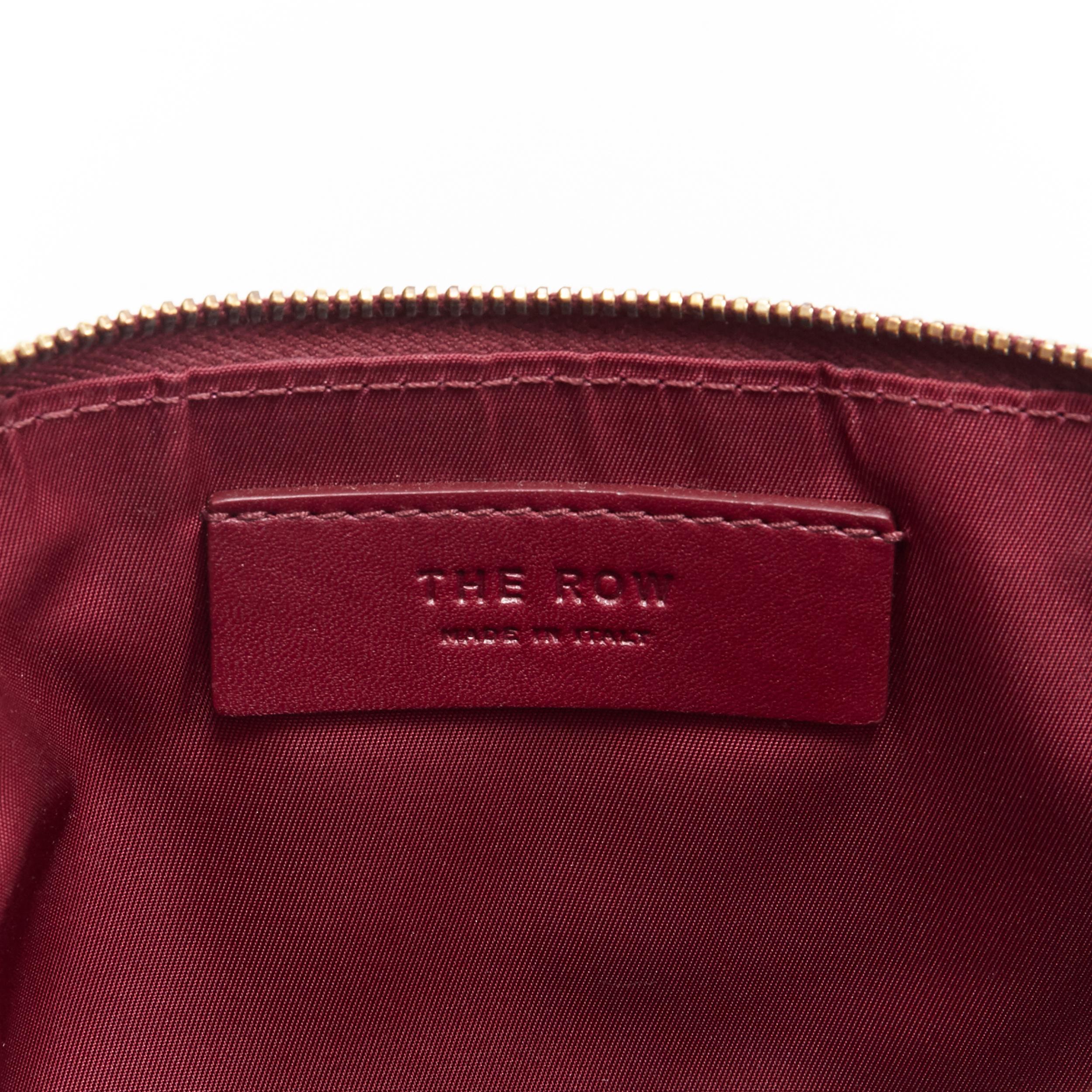 THE ROW bolso bandolera con tres bolsillos y cremallera de inspiración vintage en rojo burdeos y espejo dorado 4