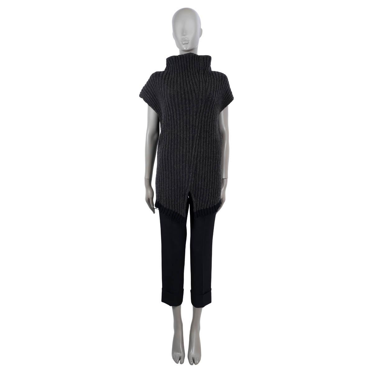 Pull sans manches The Row Damiano 100% authentique en coton bouclé gris anthracite (55%), polyamide (17%), cachemire (16%), soie (11%) et élasthanne (1%). Doté d'un large col roulé, de manches capuchon et d'un ourlet fendu sur le devant. A été porté