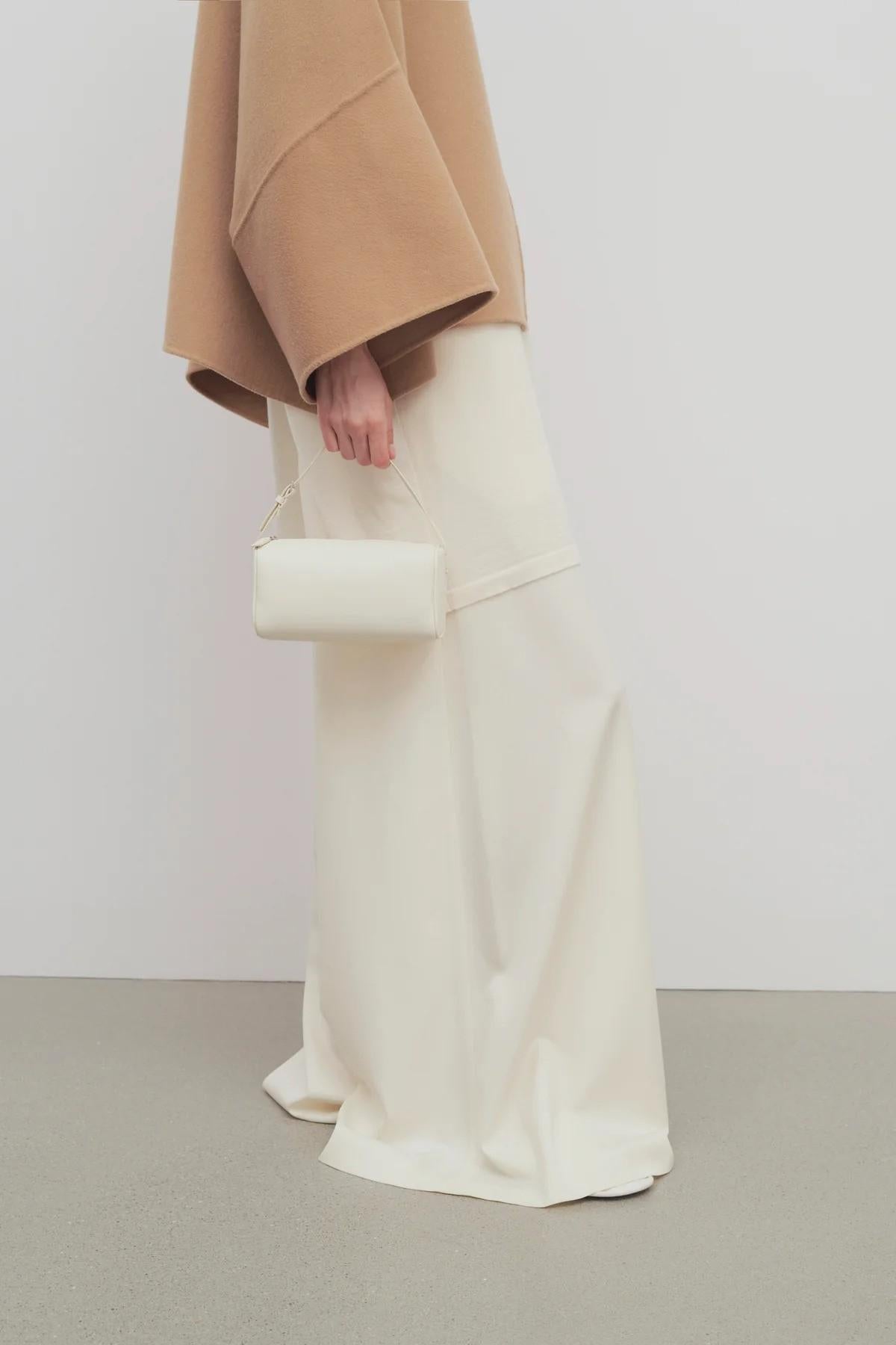 THE ROW cream grained leather '90S Pochette Bag For Sale 5