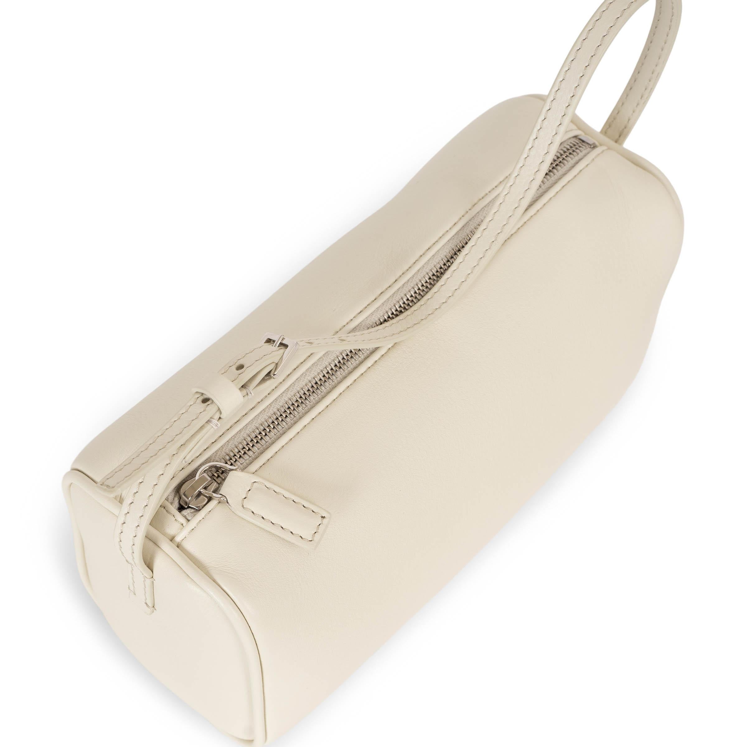 Women's THE ROW cream grained leather '90S Pochette Bag For Sale