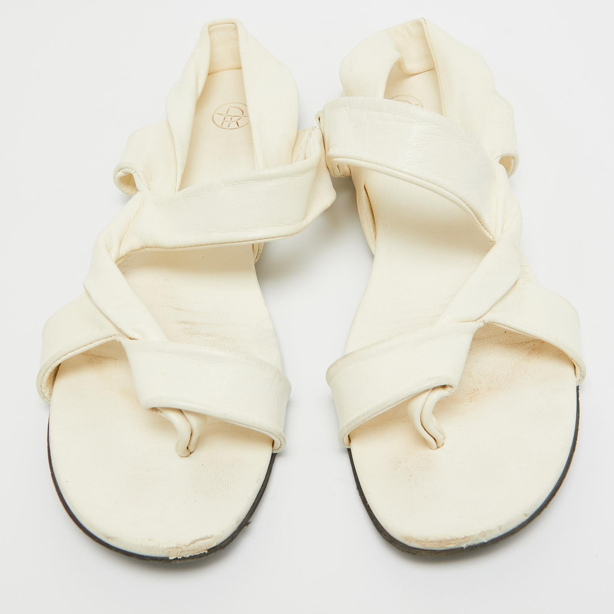 These sandals will frame your feet in an elegant manner. Crafted from quality materials, they flaunt a classy display, comfortable insoles & durable heels.

