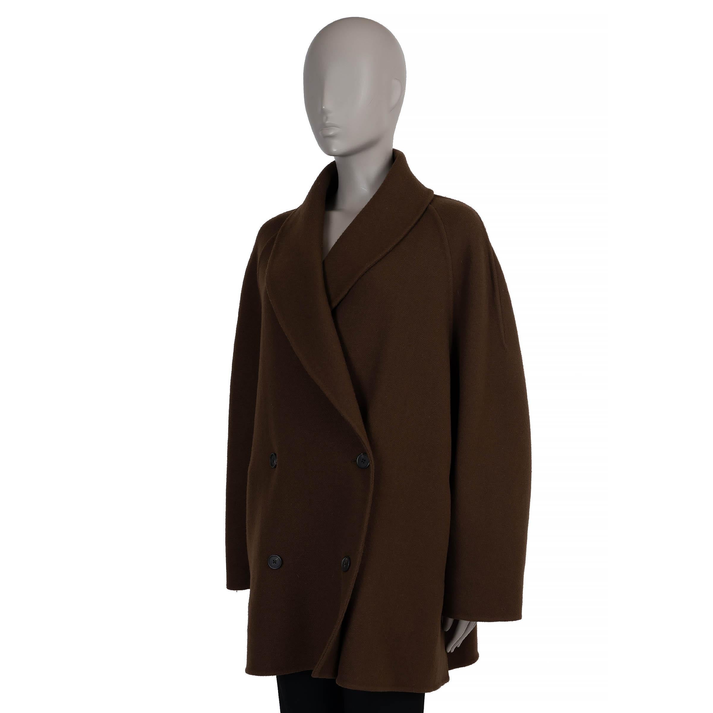 Questo peacoat The Row Polli, autentico al 100%, è realizzato in morbida lana, poliammide e cashmere color cioccolato scuro e offre un'interpretazione sofisticata del classico capospalla. Disegnato con una silhouette oversize, presenta un collo a