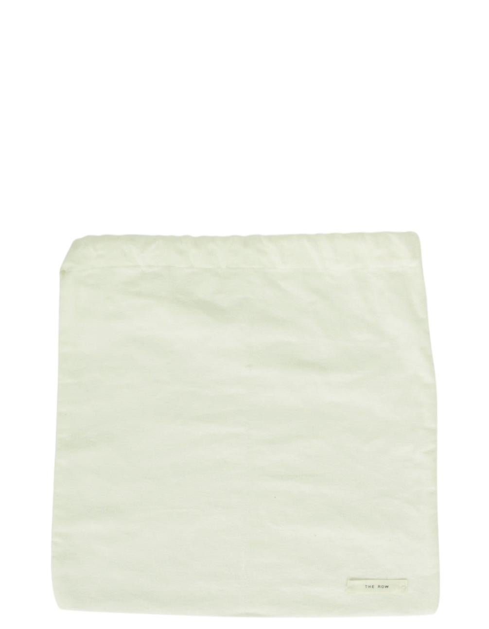 The Row Dunkelgraue Leder 90er Tasche

Hergestellt in: Italien
Farbe: Dunkelgrau 
Hardware: Silvertone
MATERIALIEN: Kalbsleder
Innenfutter: Lammfell Leder
Verschluss/Öffnung: Reißverschluss oben
Äußere Taschen: Keine
Innentaschen:  Keine
Äußerer