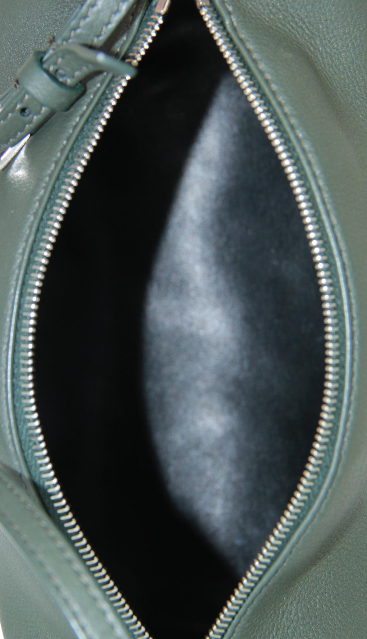 The Row Dunkelgraue Leder 90er Pochette Tasche (Schwarz) im Angebot