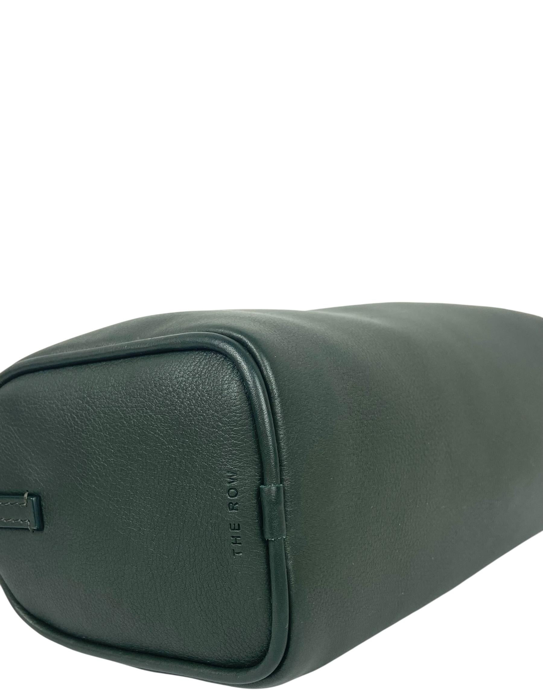 The Row Dunkelgraue Leder 90er Pochette Tasche im Angebot 1