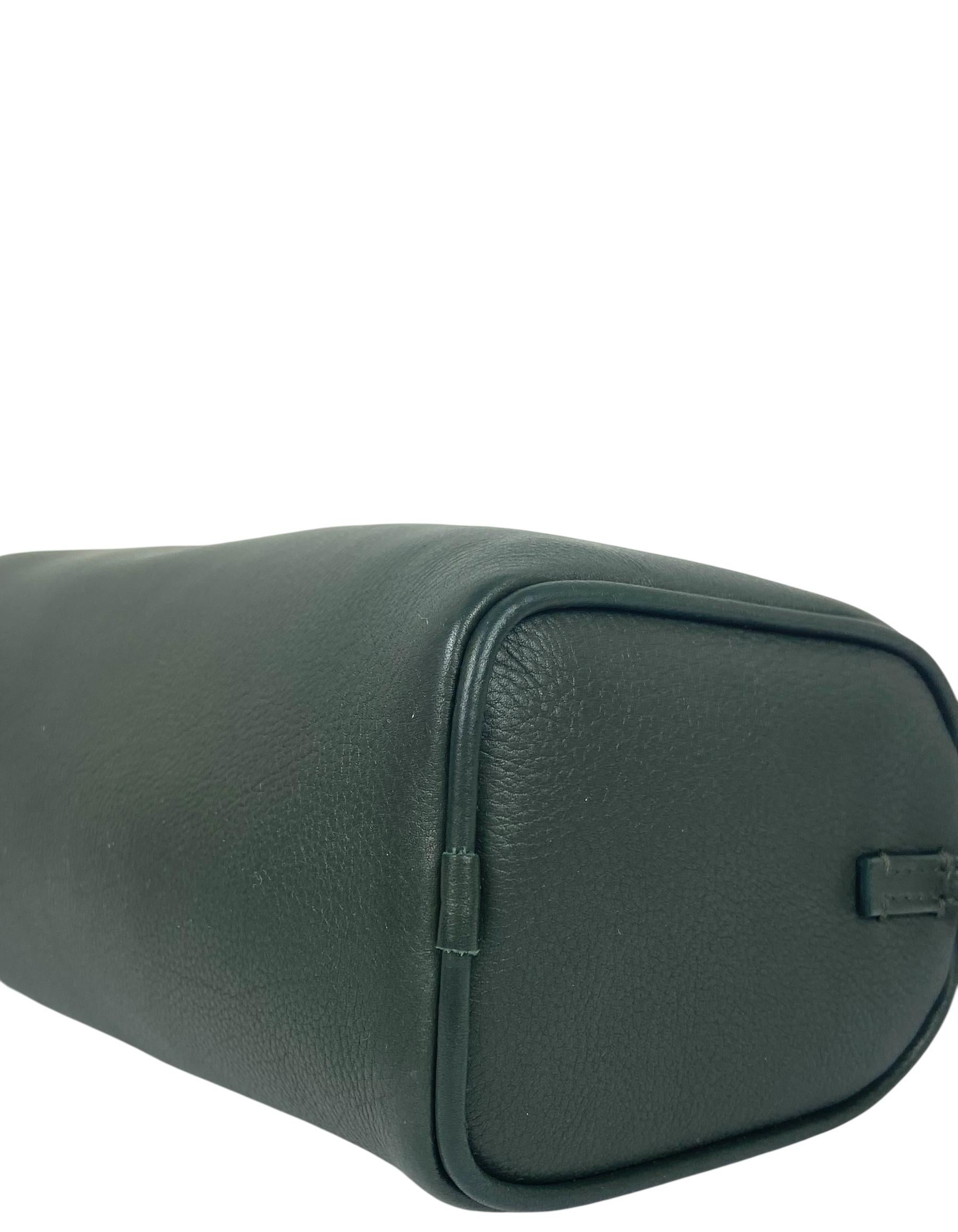 The Row Dunkelgraue Leder 90er Pochette Tasche im Angebot 4