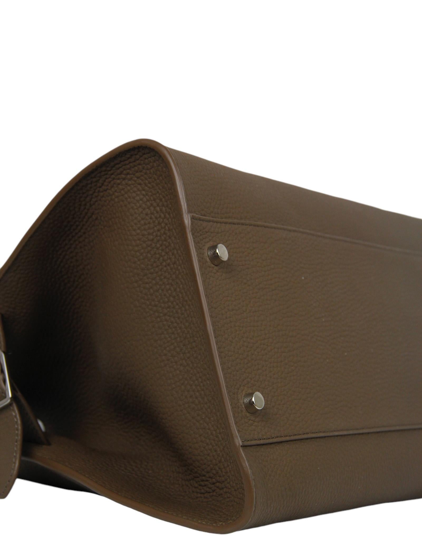 The Row - Sac Margaux 15 E/W en cuir grainé olive foncé Excellent état à New York, NY