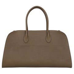 The Row - Sac Margaux 15 E/W en cuir grainé olive foncé