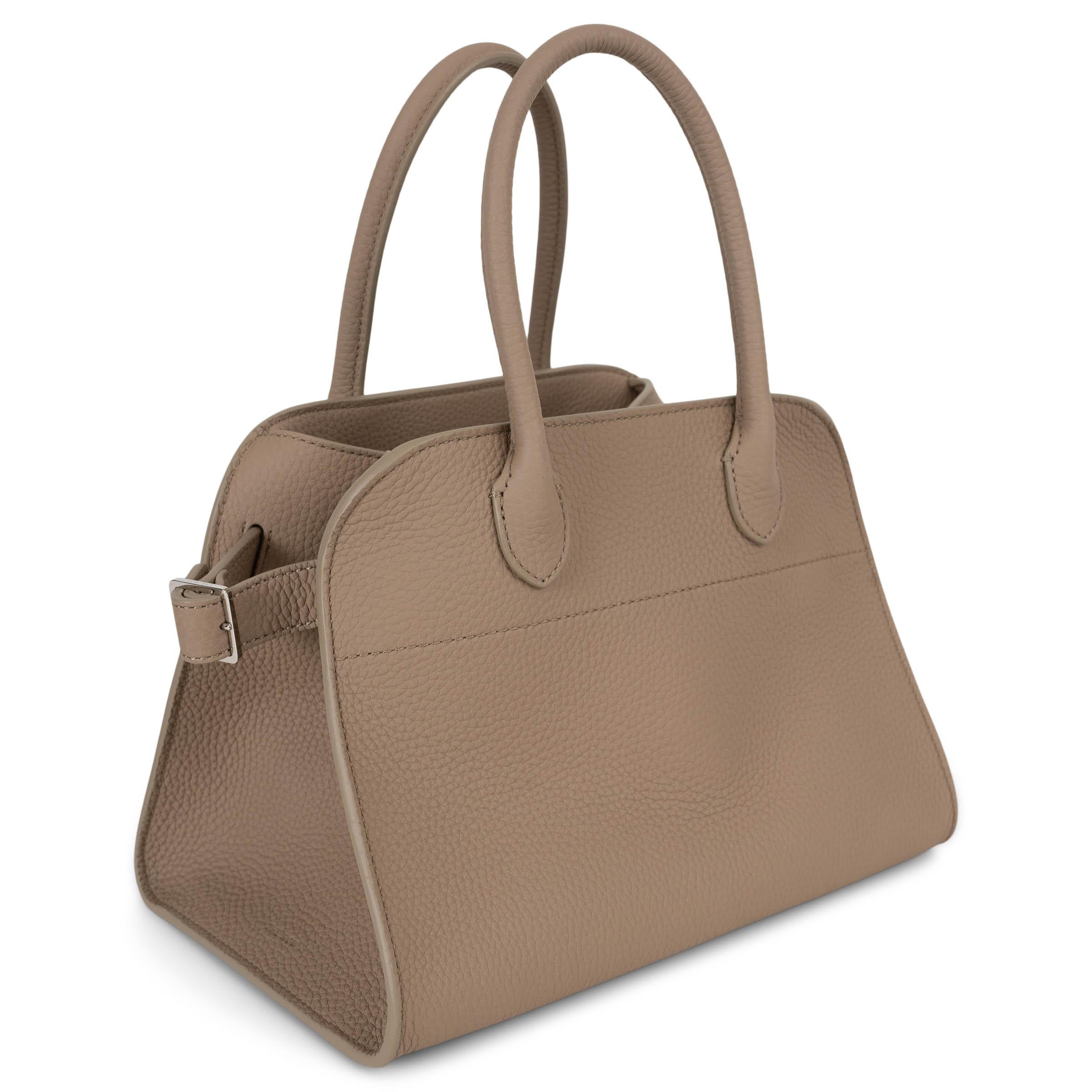 Questa tote The Row Soft Margaux 10 in pelle di vitello martellata opaca Dark Taupe, autentica al 100%, incarna un lusso sobrio. Progettata con due manici tubolari, soffietti con cintura e una tracolla staccabile, offre opzioni di stile versatili.