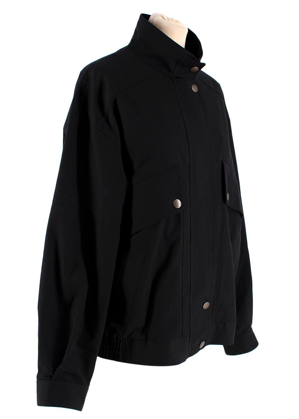 The Row Efren Schwarze Bomberjacke aus Baumwolle


- Hergestellt aus schwarzer, gewaschener Baumwolle
- Stehkragen
- Hängende Schultern
- Übergroße Fronttaschen
- Teilweise ausgekleidet
- Zwei seitliche Eingrifftaschen und zwei geknöpfte
