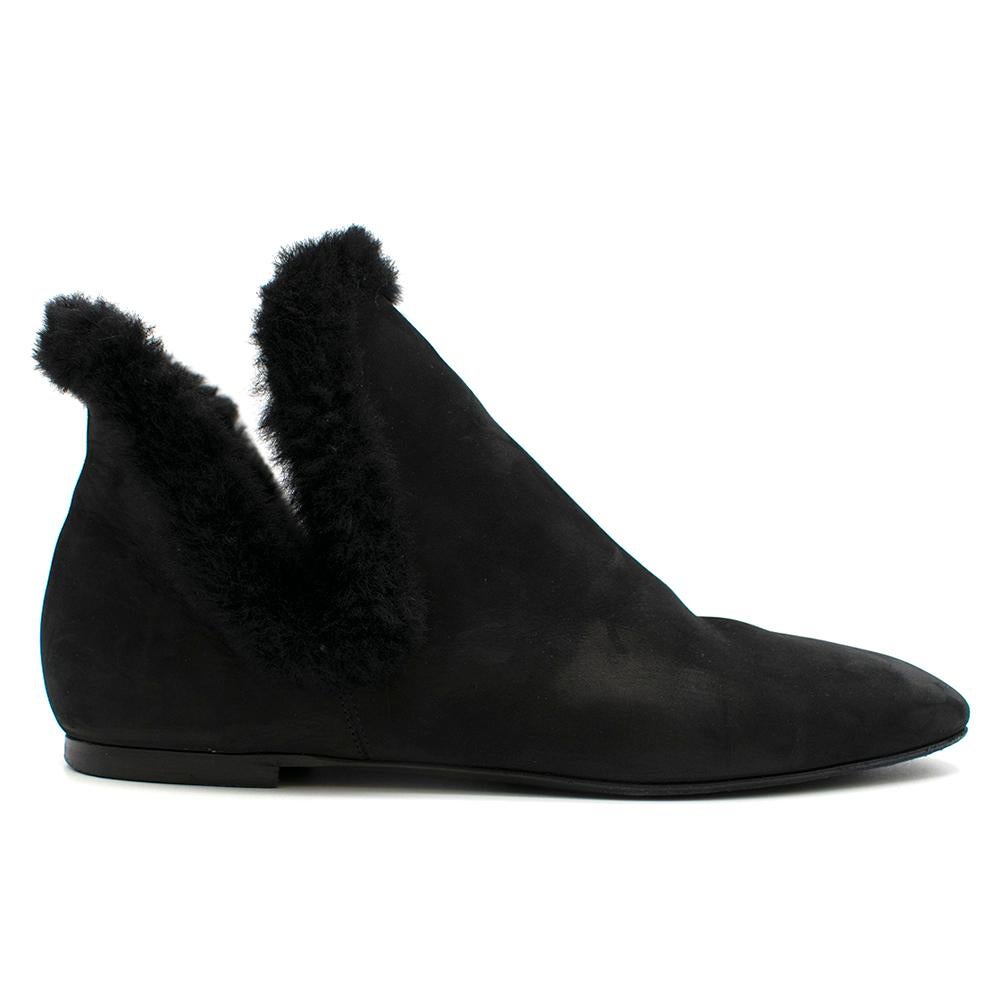 The Row Eros Shearling-Trimmed Nubuck Ankle Black Boots

Black Nubuck exterior gives soft feel
Pull-on boots 
Black shearling trimming 
Cut out sides at ankles
Supple leather lining 
Low heel 

Please note, these items are pre-owned and may show