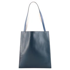 Flache Tote aus Leder Medium der Reihe