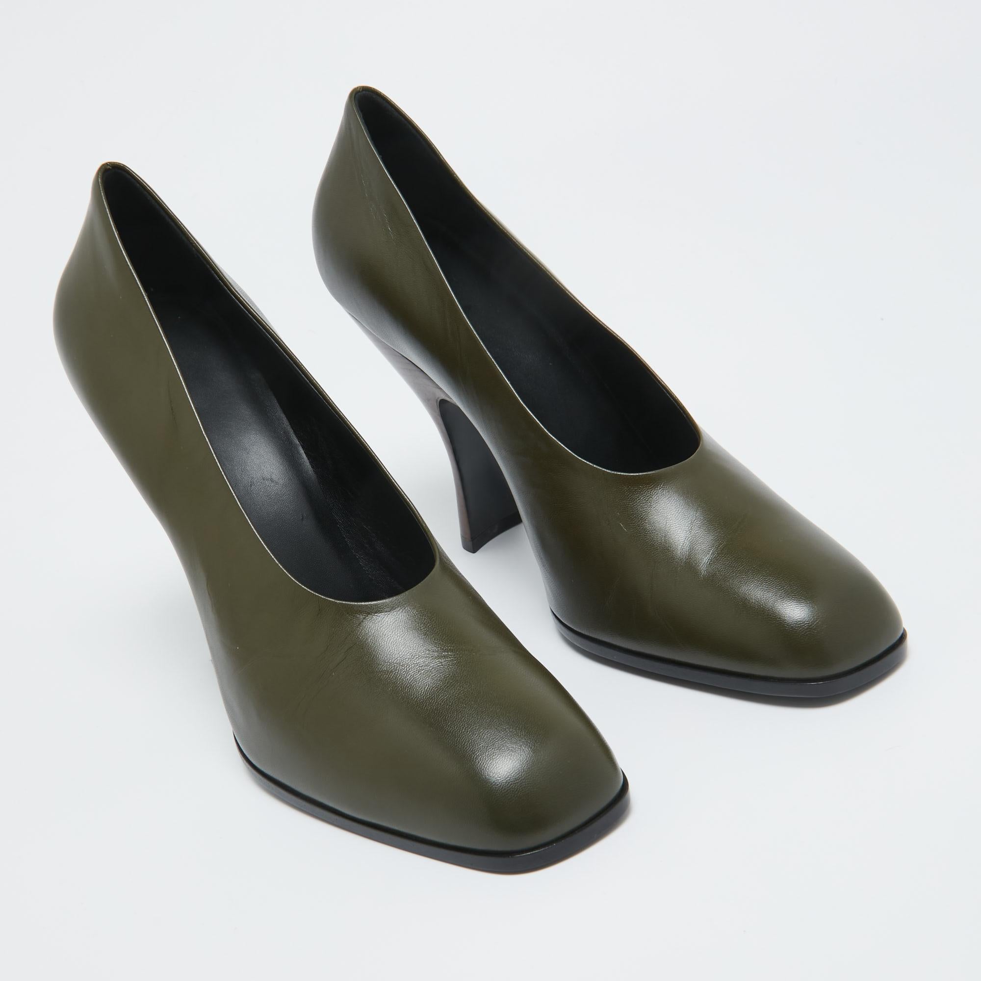 The Row Green Leather Round Toe Pumps Size 41 In Excellent Condition For Sale In Dubai, Al Qouz 2