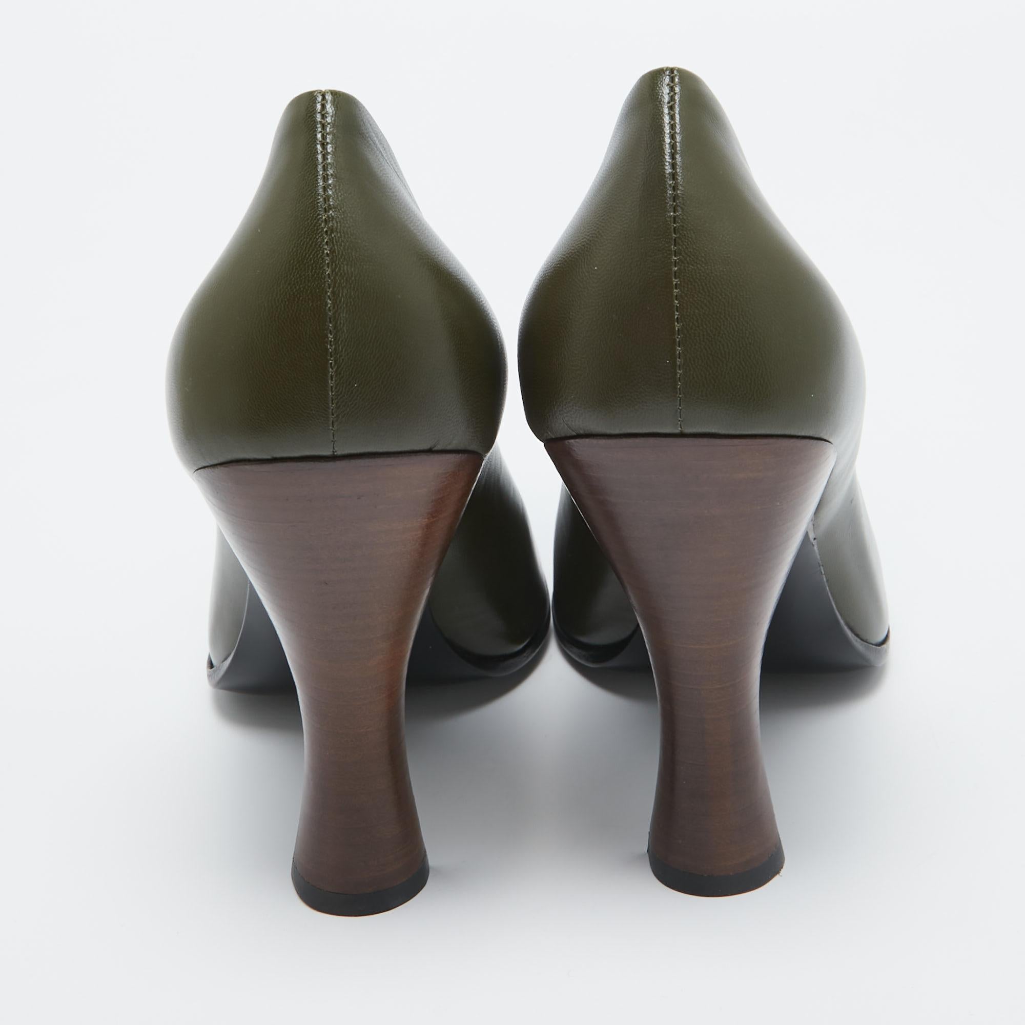 The Row Green Leather Round Toe Pumps Size 41 For Sale 1
