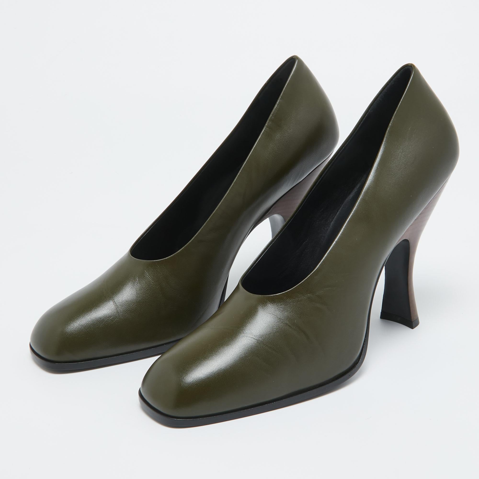 The Row Green Leather Round Toe Pumps Size 41 For Sale 2