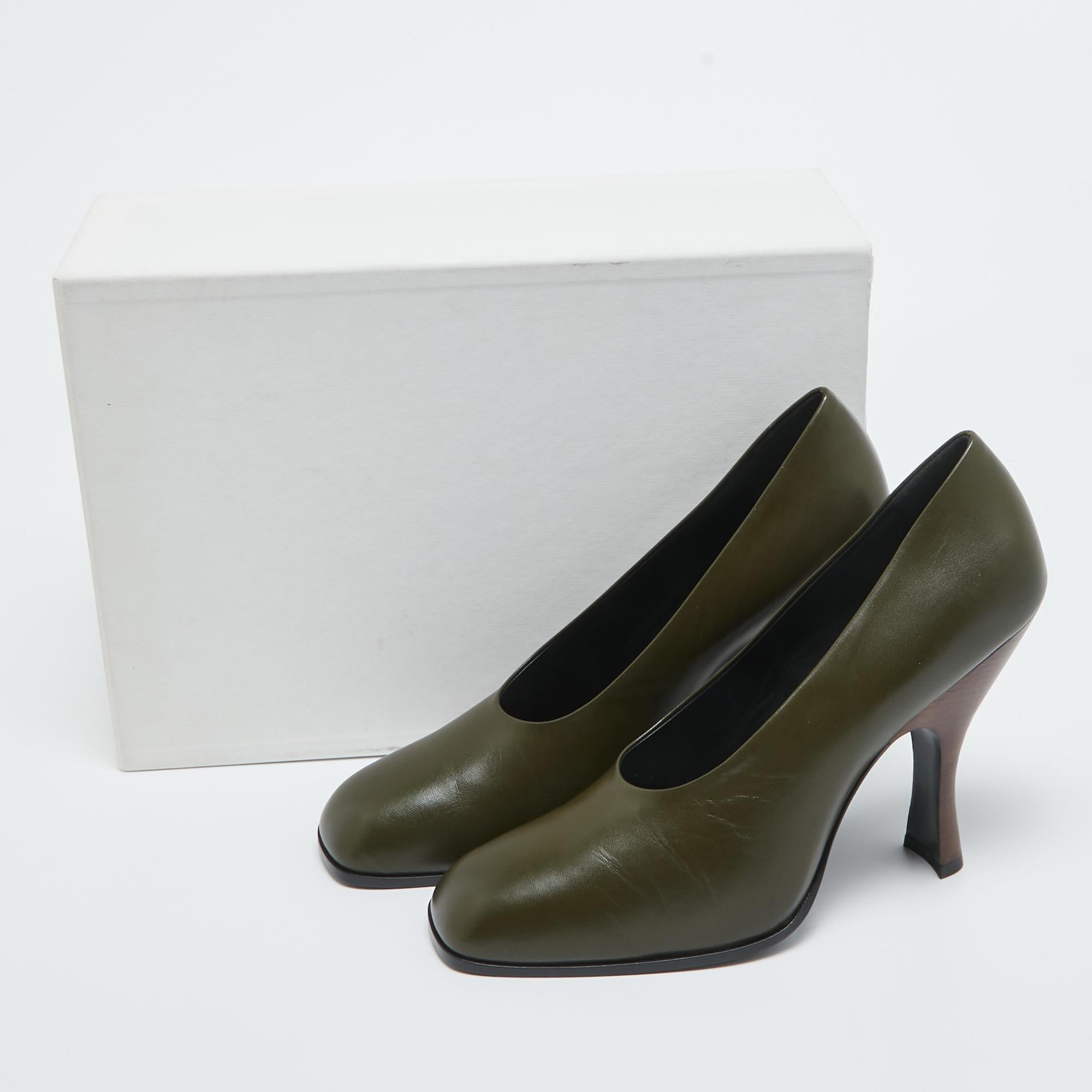 The Row Green Leather Round Toe Pumps Size 41 For Sale 5