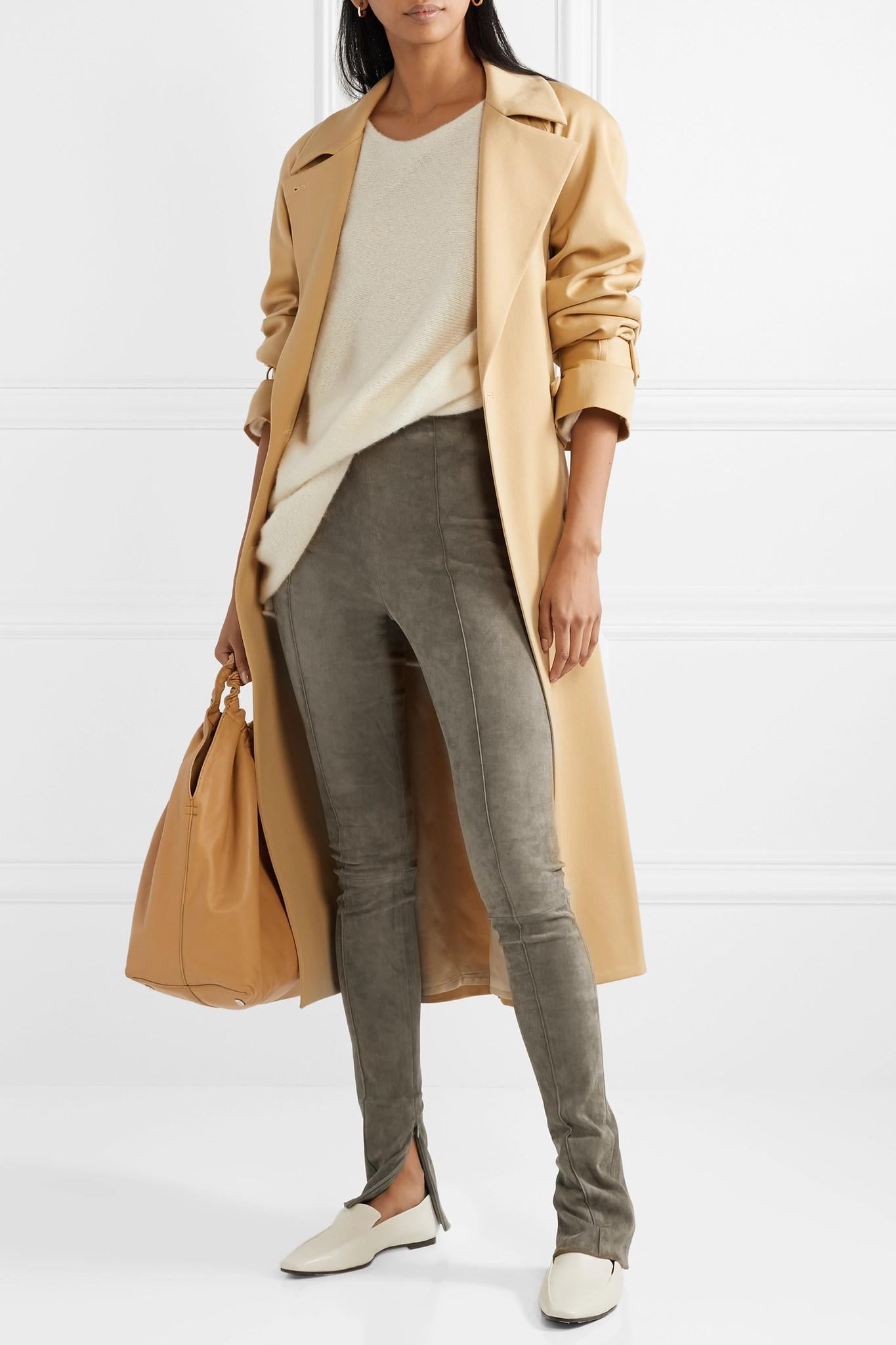 The Row Hailen Suede Leggings

-Khaki flare suede trousers 
-Slight stretch 
-Central seams down both legs
-Beige cotton interior 
-Concealed side zipper
-Concealed side zipper on hem of the legs 
-Khaki hardware
-Kick flare style
-Front and back