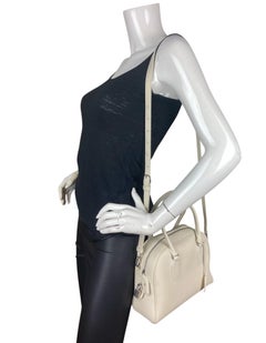 The Row Elfenbeinfarbenes genarbtes Kalbsleder India 10 Tasche mit Riemen
