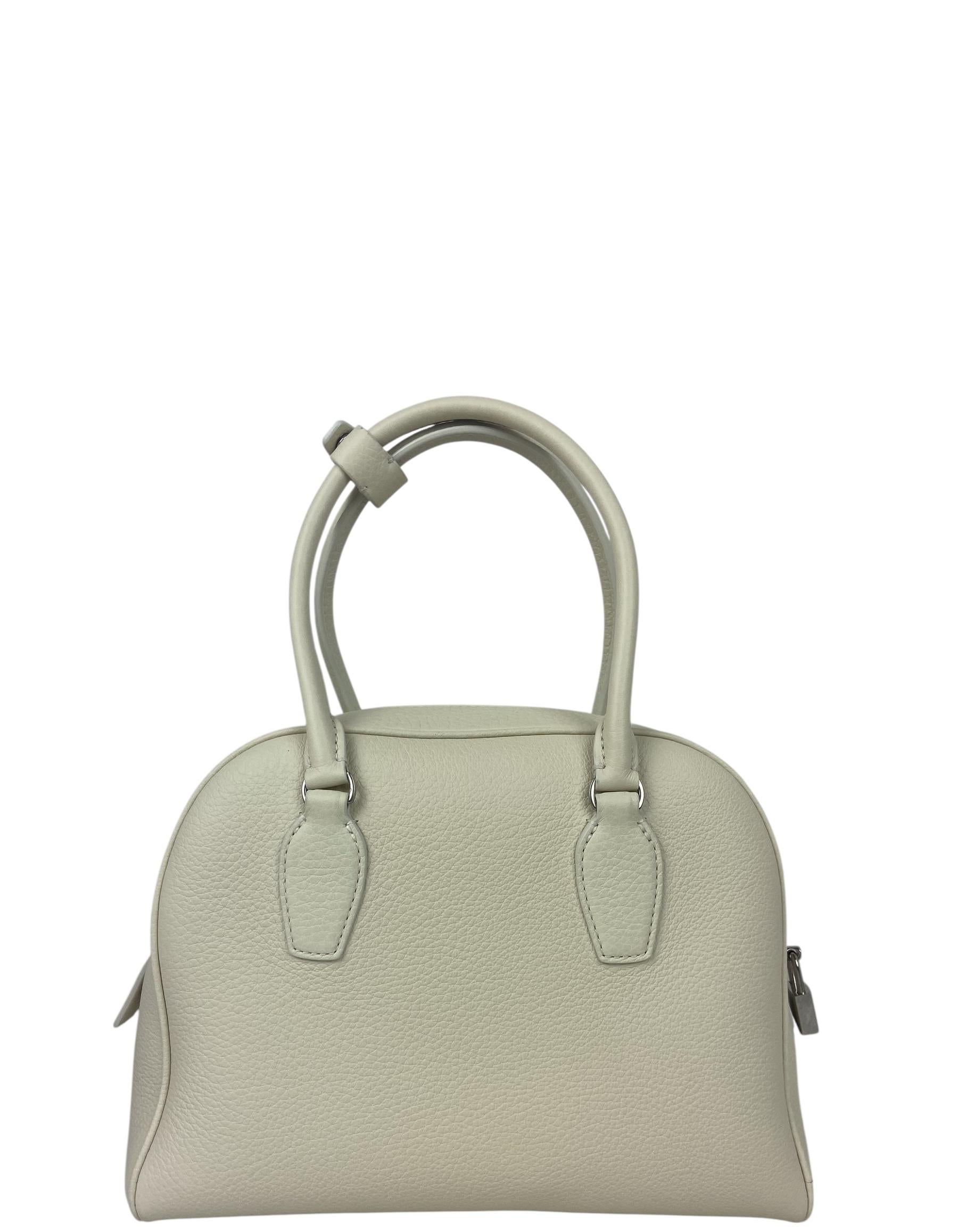 The Row - Sac India 10 en cuir de veau grainé ivoire avec bandoulière Excellent état - En vente à New York, NY