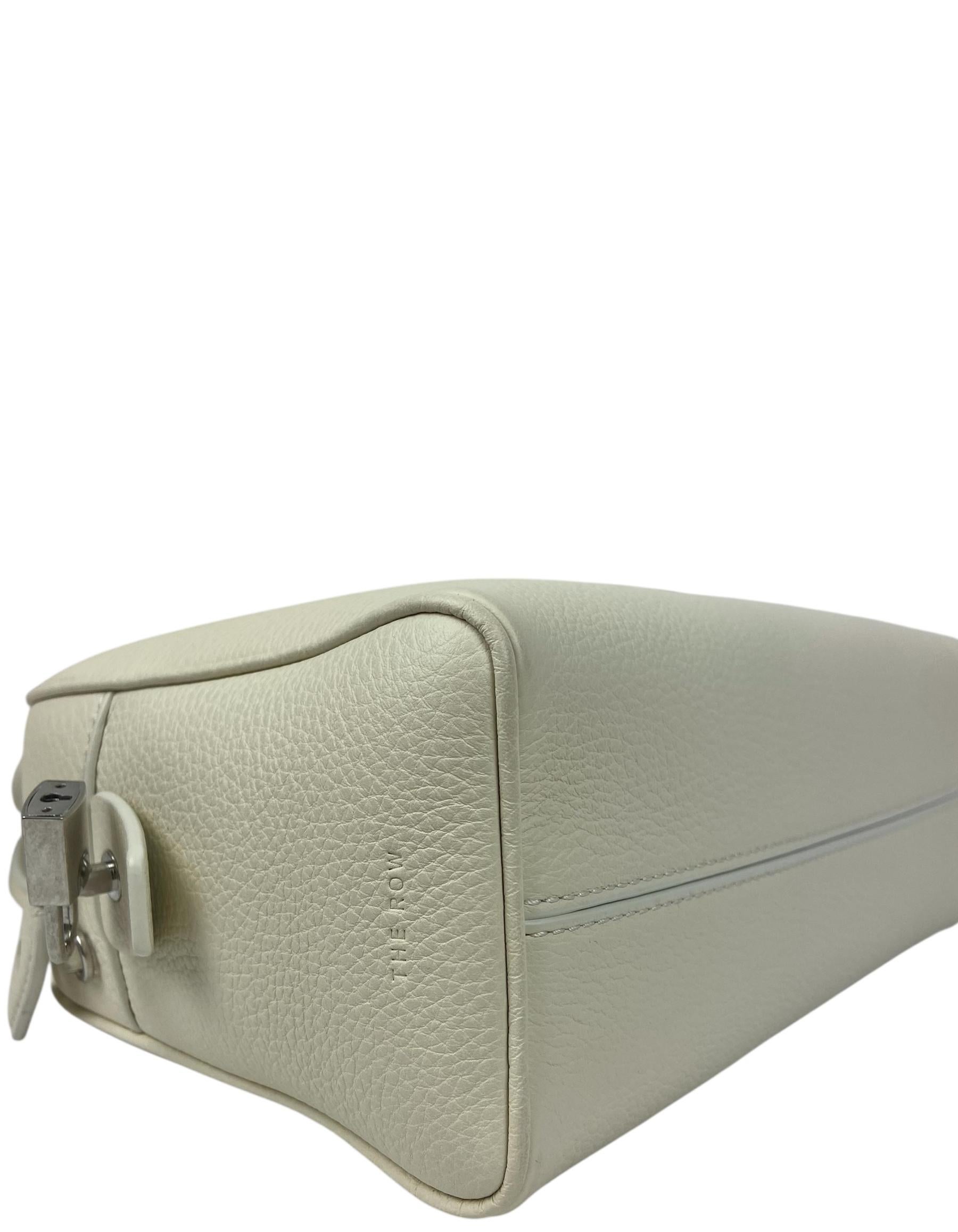 The Row - Sac India 10 en cuir de veau grainé ivoire avec bandoulière Pour femmes en vente