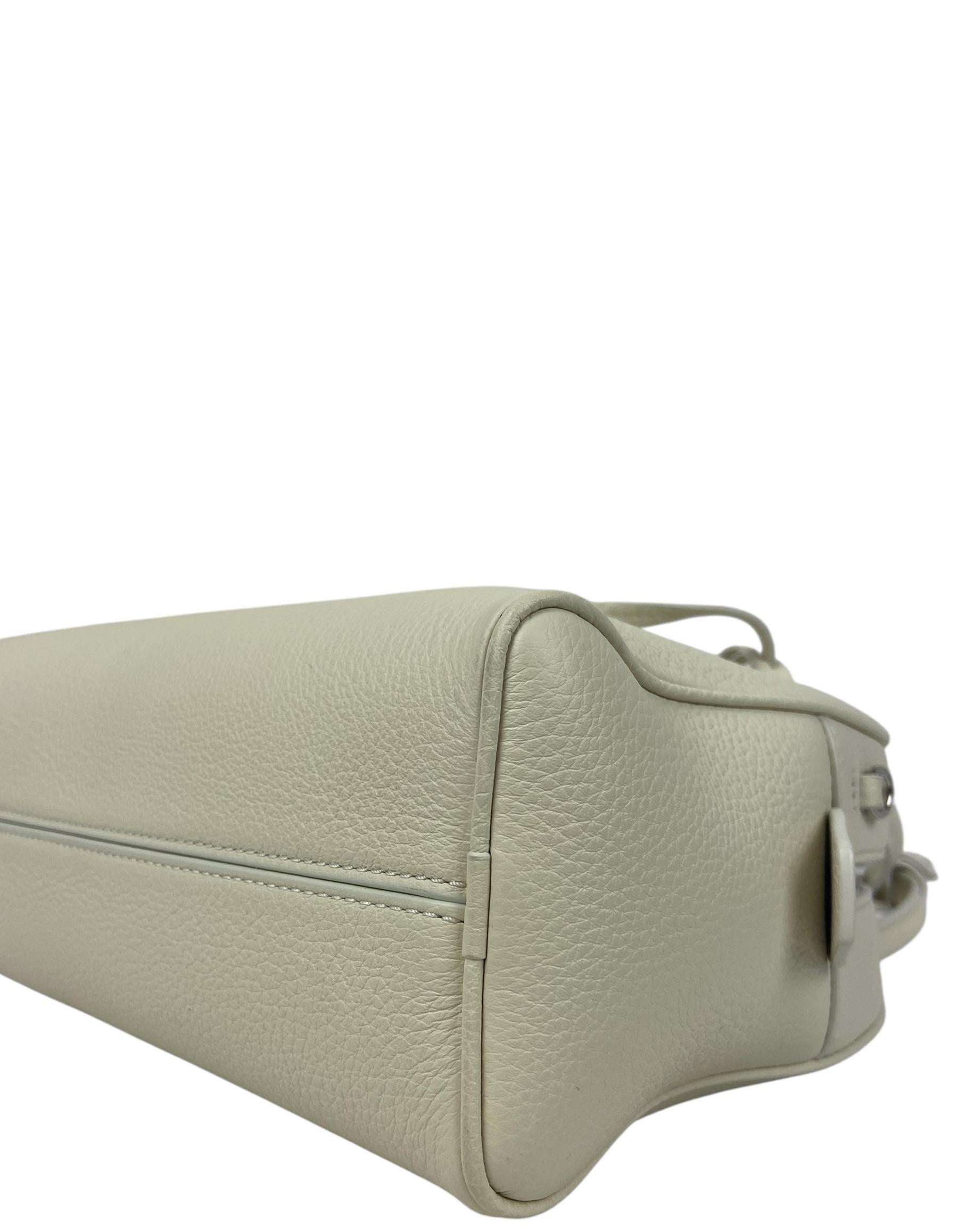 The Row - Sac India 10 en cuir de veau grainé ivoire avec bandoulière en vente 1