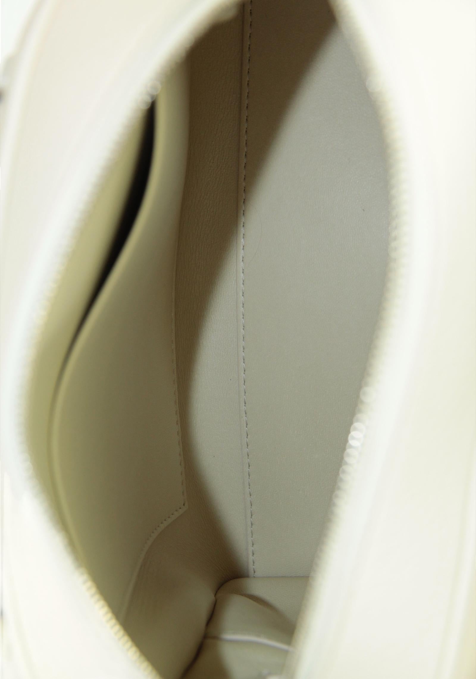 The Row - Sac India 10 en cuir de veau grainé ivoire avec bandoulière en vente 2