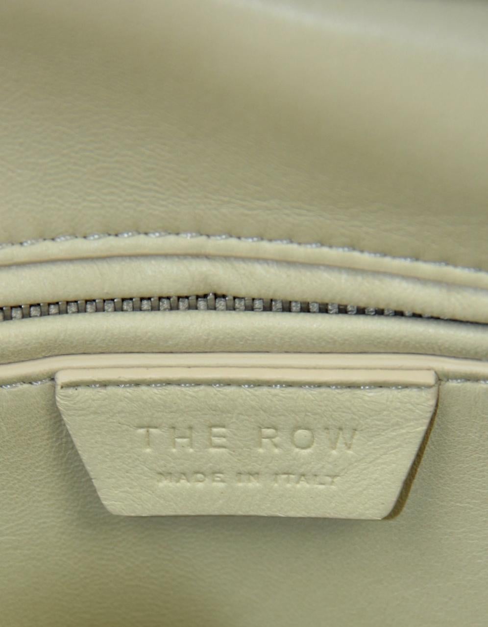 The Row - Sac India 10 en cuir de veau grainé ivoire avec bandoulière en vente 3