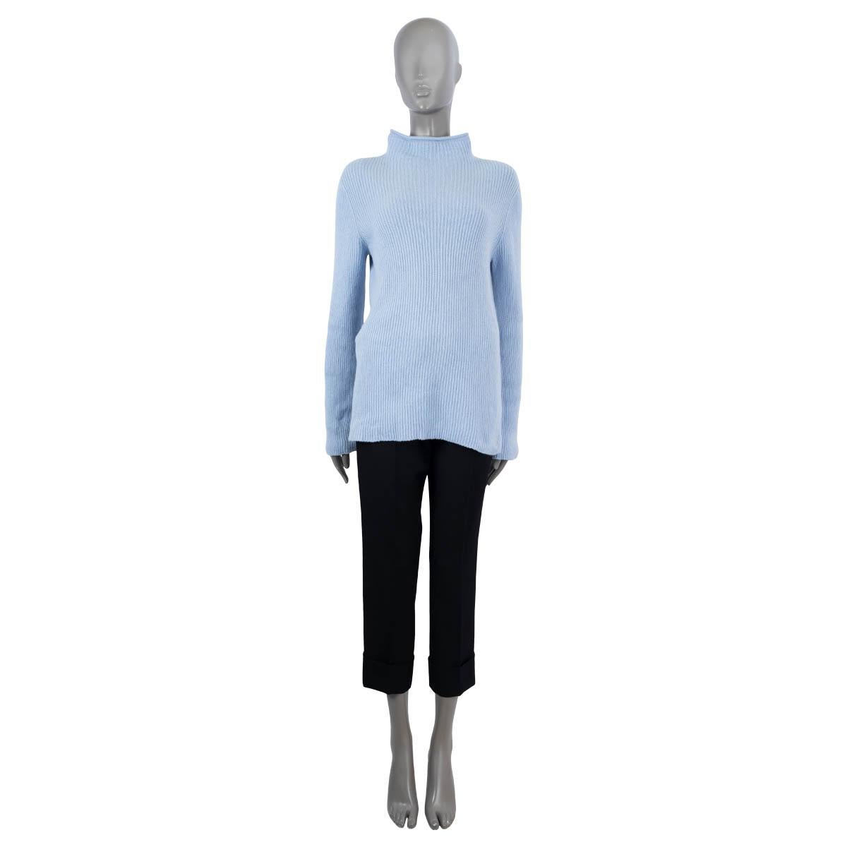 Pull The Row 100% authentique en laine (65%) et cachemire (35%) bleu layette. Contient une silhouette longiligne, un col moqueur et des manches longues. Non doublé. A été porté et est en excellent état.

Mesures
Taille de