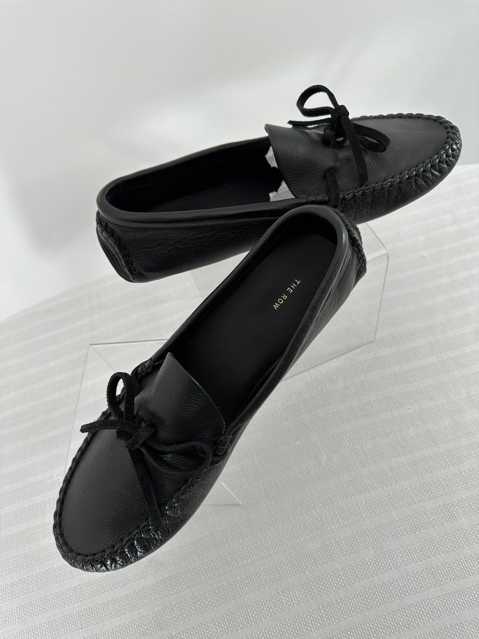 Mocassini in pelle The Row Lucca in pelle nera a grana morbida 37 in vendita 9
