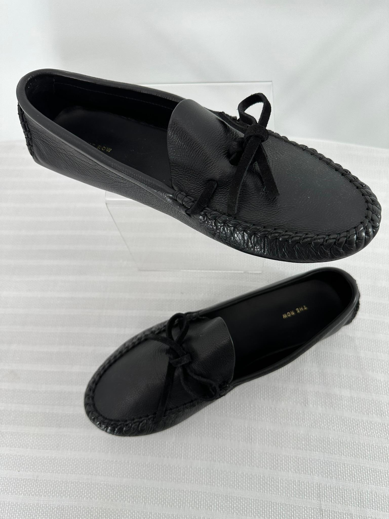 Mocassini in pelle The Row Lucca in pelle nera a grana morbida 37 in vendita 10