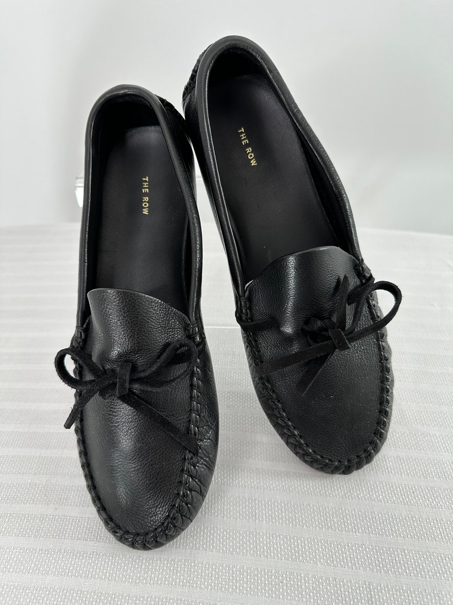 The Row, mocassini Lucca, realizzati in Italia in morbida pelle martellata, punte e tacchi cuciti a mano, tomaia con dettagli in pizzo in pelle.
Queste scarpe sembrano appena indossate.

Conciato al vegetale 
pelle cucita a mano in nero.
Pelle a