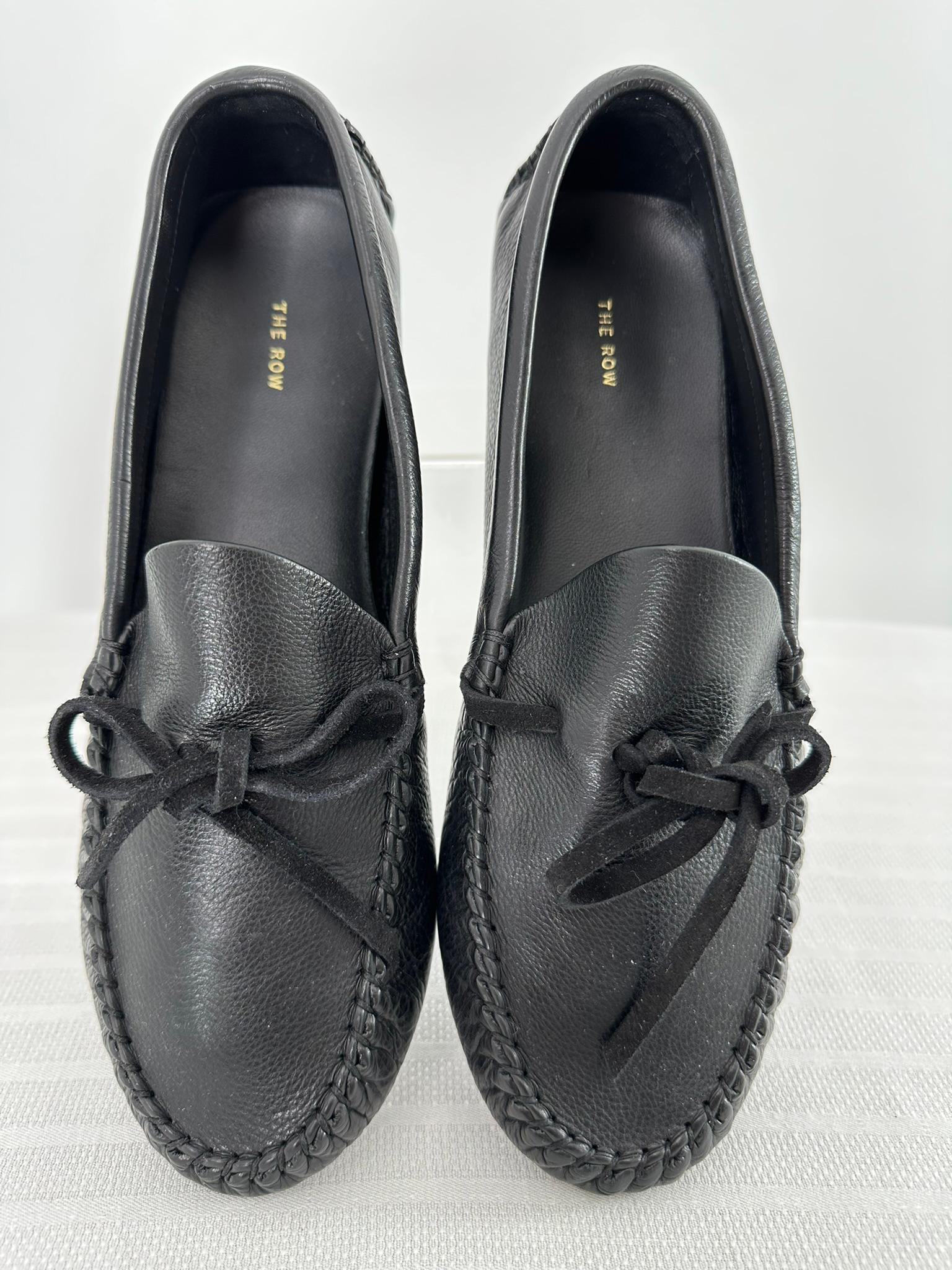 Nero Mocassini in pelle The Row Lucca in pelle nera a grana morbida 37 in vendita