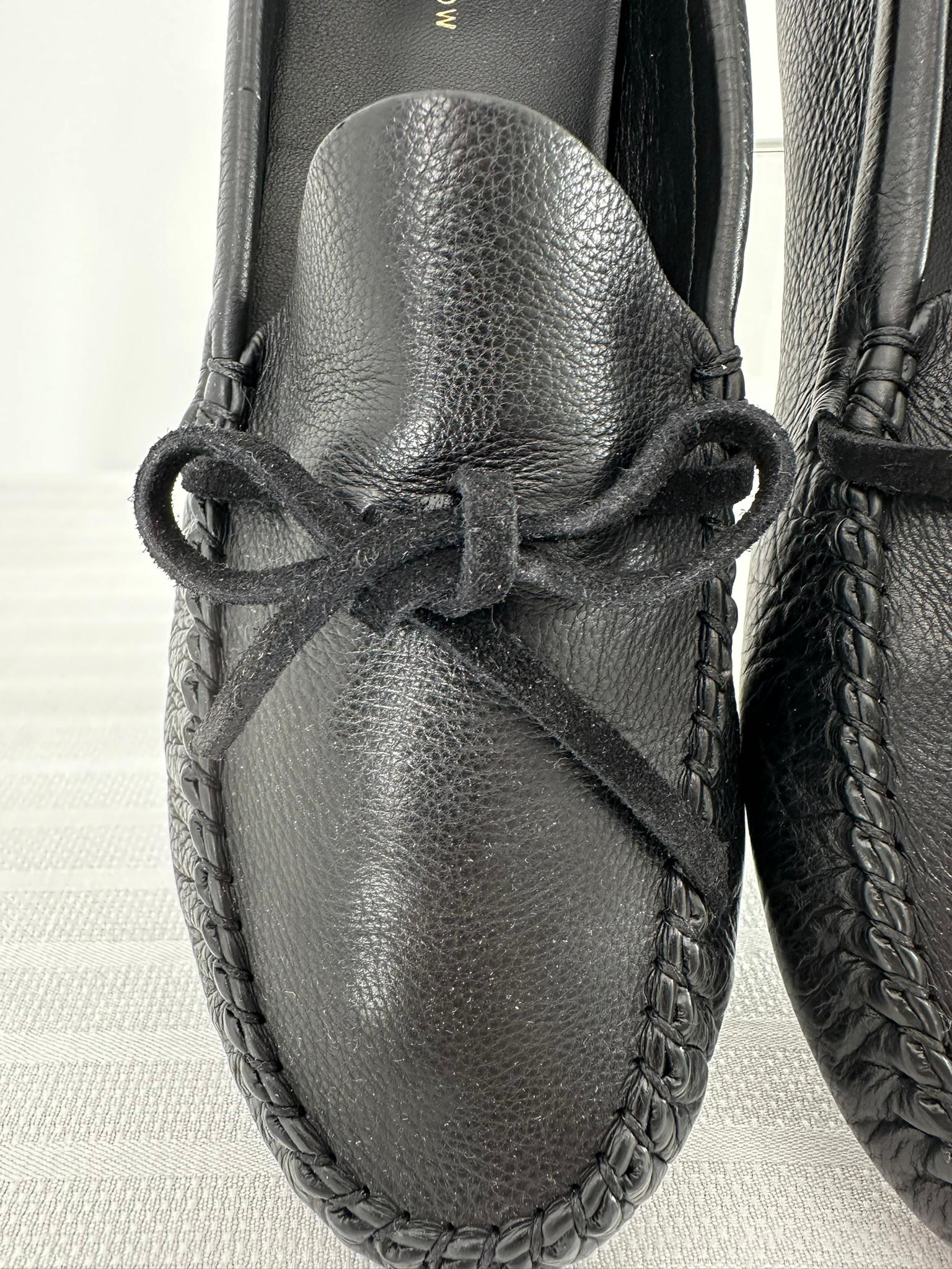 Mocassini in pelle The Row Lucca in pelle nera a grana morbida 37 In condizioni buone in vendita a West Palm Beach, FL