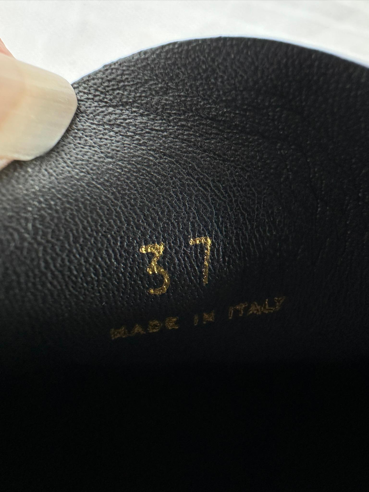 The Row - Mocassins Lucca en cuir grainé marron 37 en vente 5