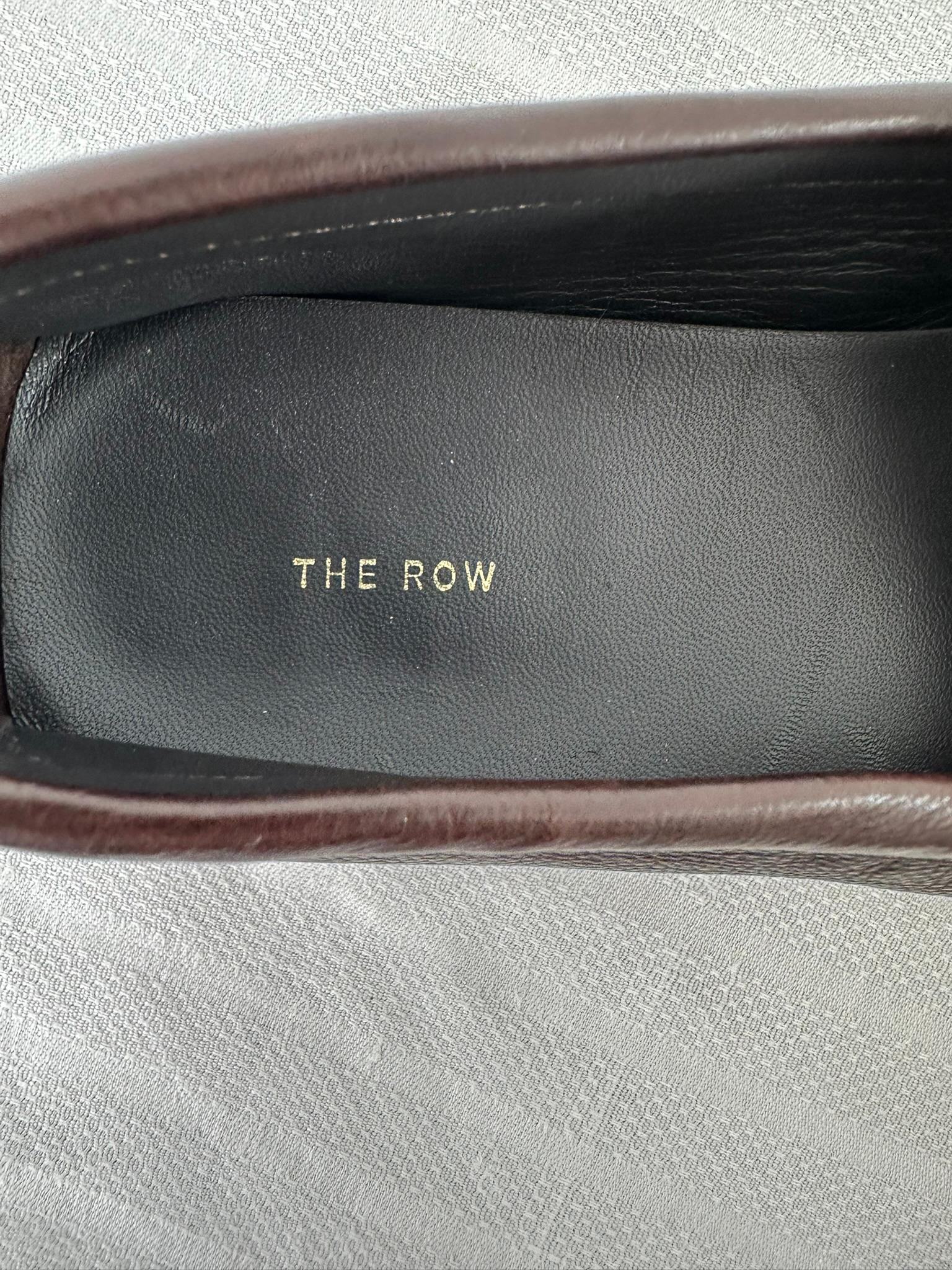 The Row - Mocassins Lucca en cuir grainé marron 37 en vente 6
