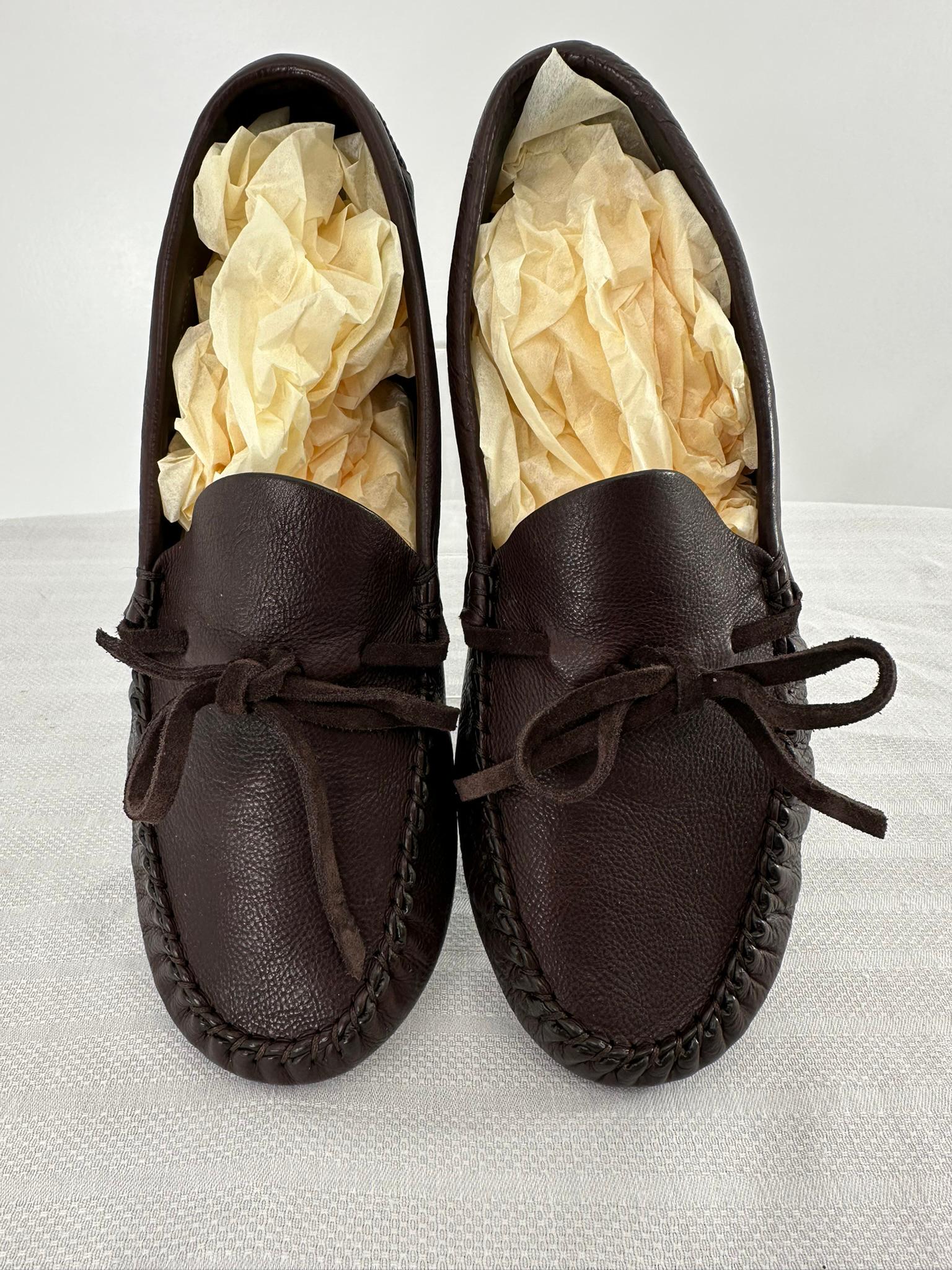 The Row, mocassins Lucca, fabriqués en Italie en cuir grainé, bouts et talons cousus à la main, l'empeigne est rehaussée de lacets en cuir.

Tannage végétal 
cuir cousu à la main en brun foncé.
Cuir à grain souple
Doublure en cuir souple et