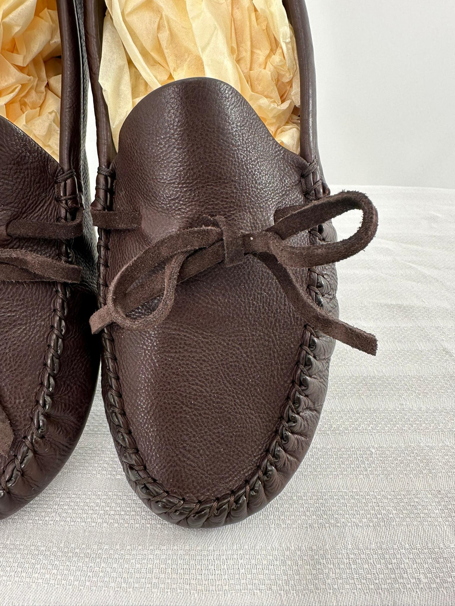 Noir The Row - Mocassins Lucca en cuir grainé marron 37 en vente