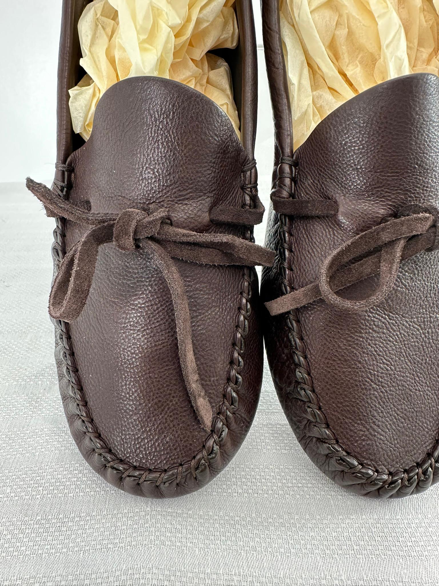 The Row - Mocassins Lucca en cuir grainé marron 37 Bon état - En vente à West Palm Beach, FL