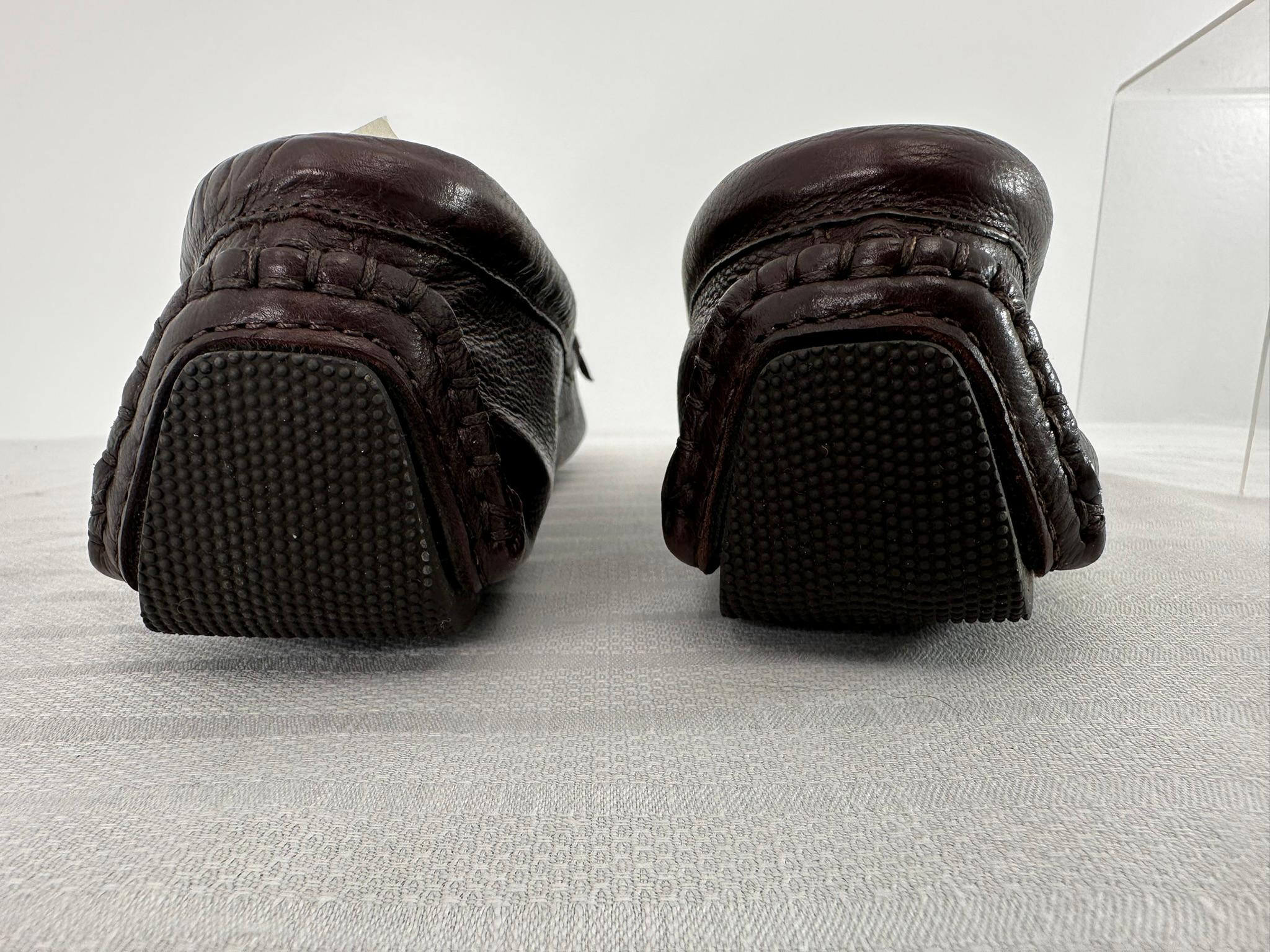 The Row - Mocassins Lucca en cuir grainé marron 37 Pour femmes en vente
