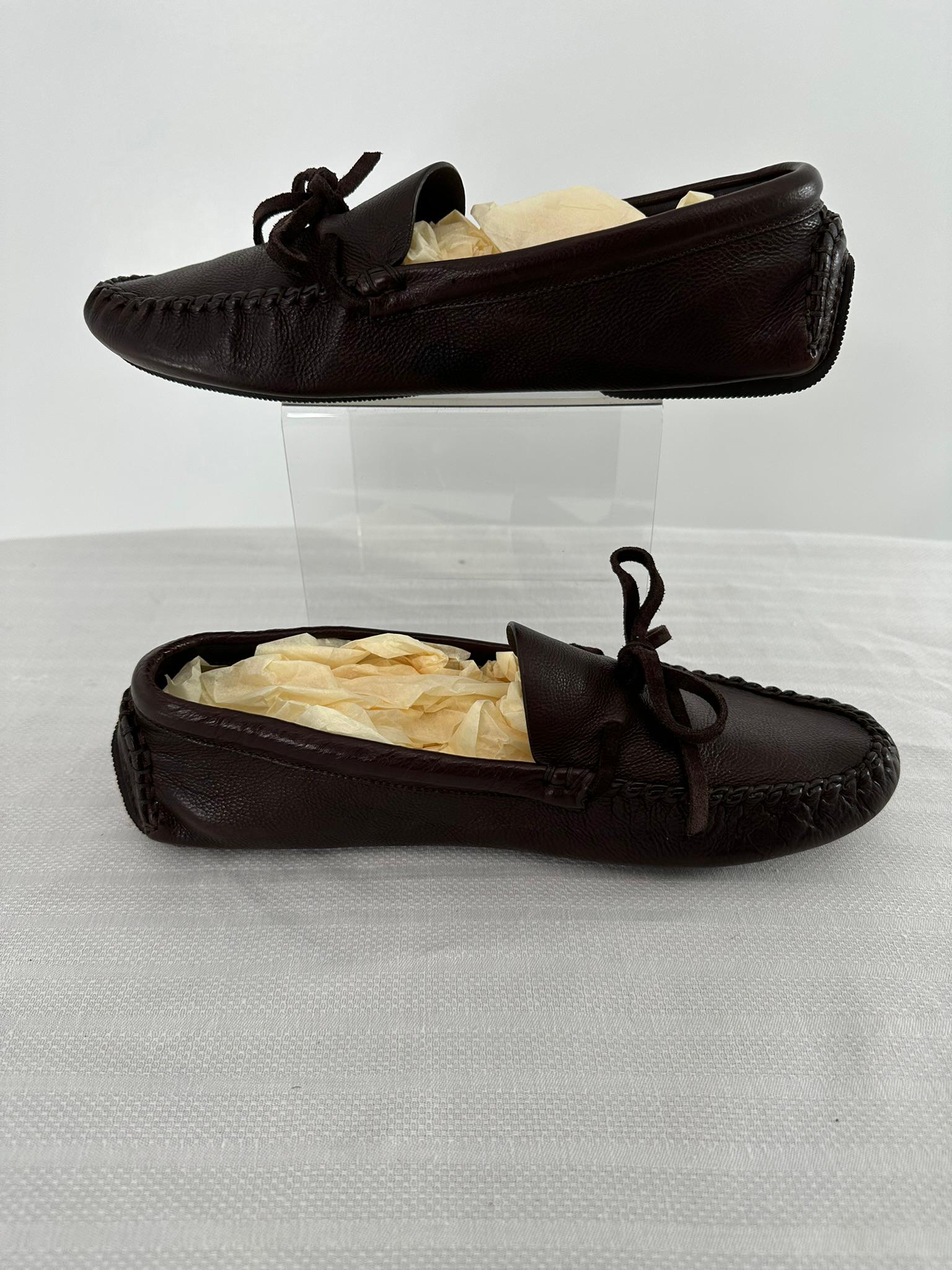 The Row - Mocassins Lucca en cuir grainé marron 37 en vente 1