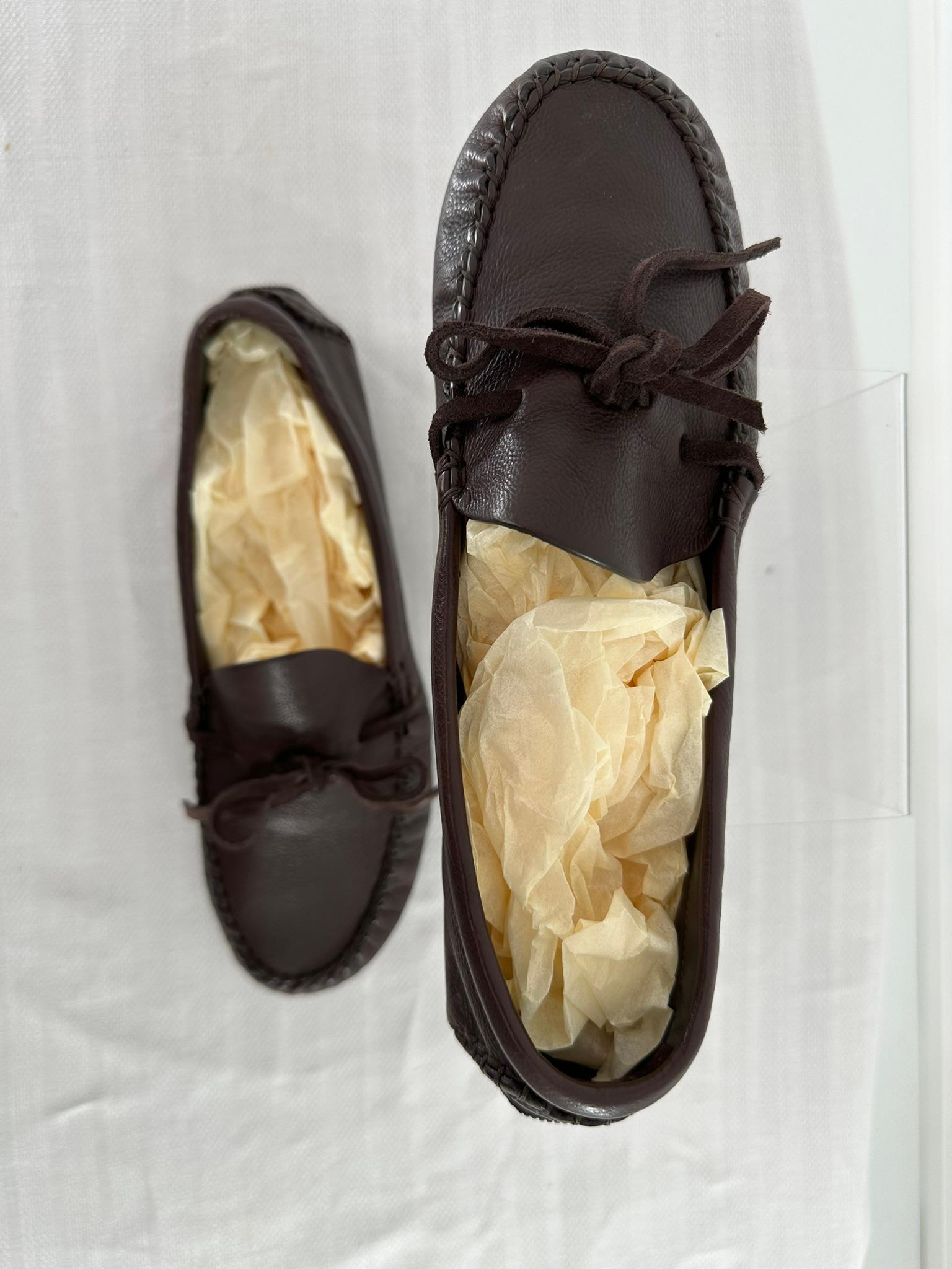 The Row - Mocassins Lucca en cuir grainé marron 37 en vente 2