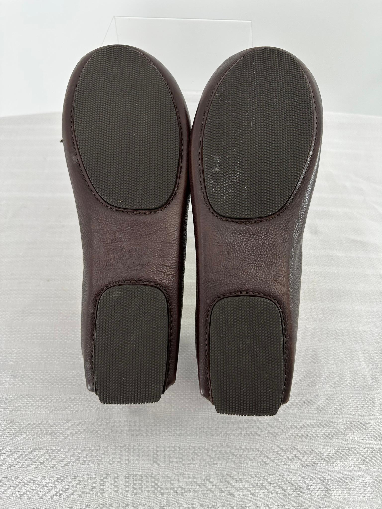 The Row - Mocassins Lucca en cuir grainé marron 37 en vente 4