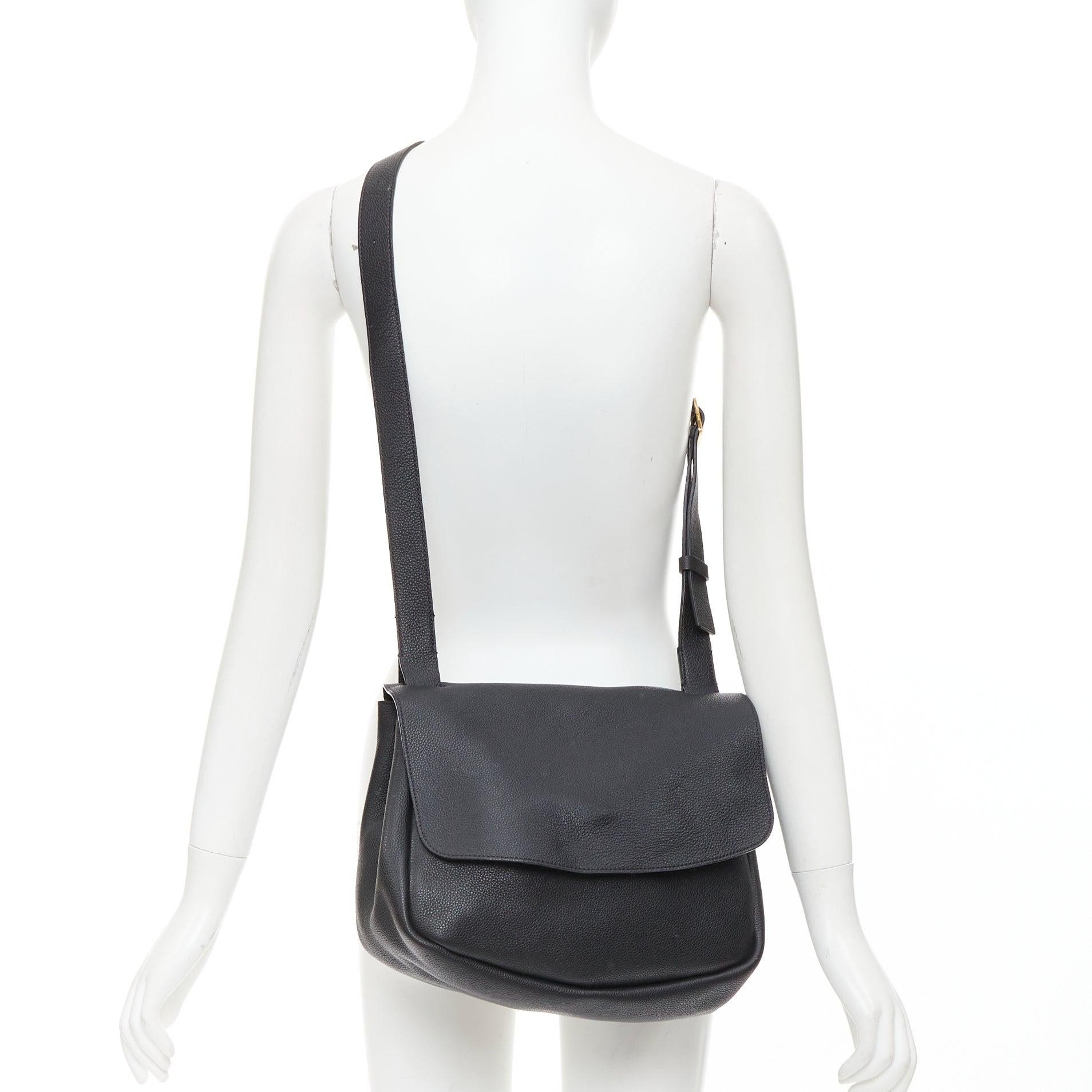 THE ROW Mail Schwarzes Leder mit goldenen Beschlägen Crossbody Umhängetasche
Referenz: ECLO/A00143
Marke: The Row
Designer: Mary Kate und Ashley Olsen
Modell: Mail
MATERIAL: Leder
Farbe: Schwarz, Gold
Muster: Solide
Verschluss: Klappe
Innenfutter: