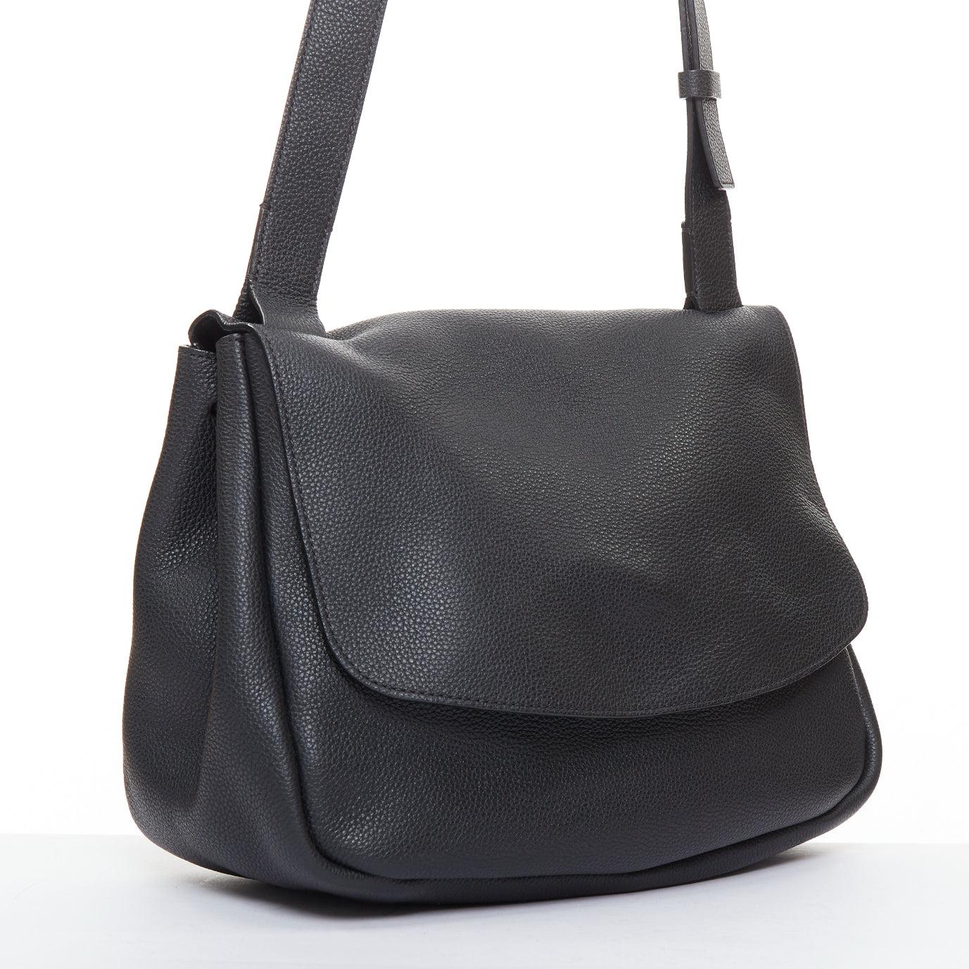 THE ROW Mail Schwarzes Leder mit goldenen Beschlägen Crossbody Umhängetasche im Zustand „Gut“ im Angebot in Hong Kong, NT