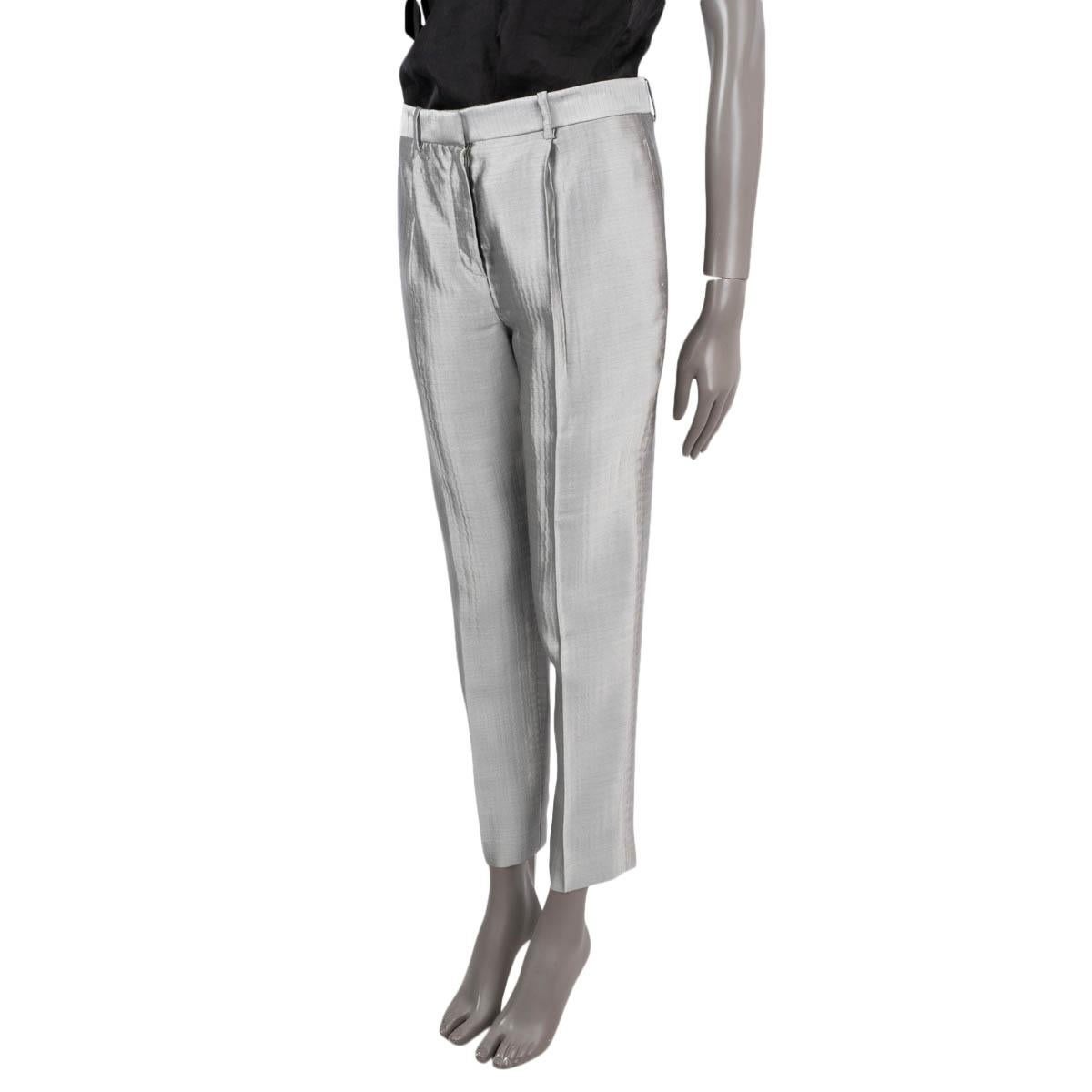 100% authentic The Row 'William' cropped straight leg pants in metallic silvr wool (56%), viscose (29%) and silk (15%). Features two slit pockets on the side and one sewn shut slit pocket at the back. Pockets lined in gray cupro (100%). Has been