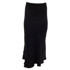 La falda midi acampanada de The Row en viscosa negra